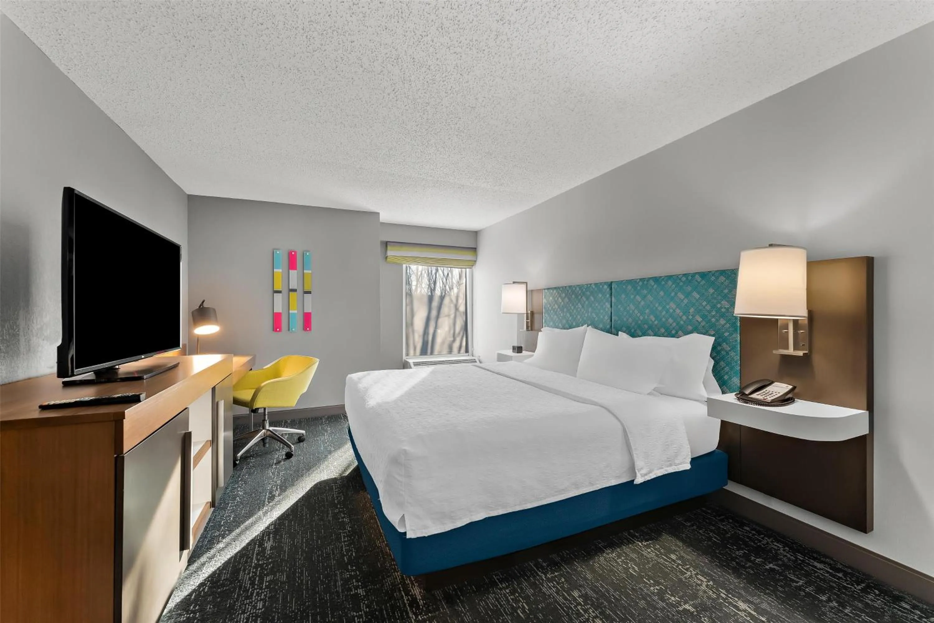 Bed in Hampton Inn & Suites Newtown