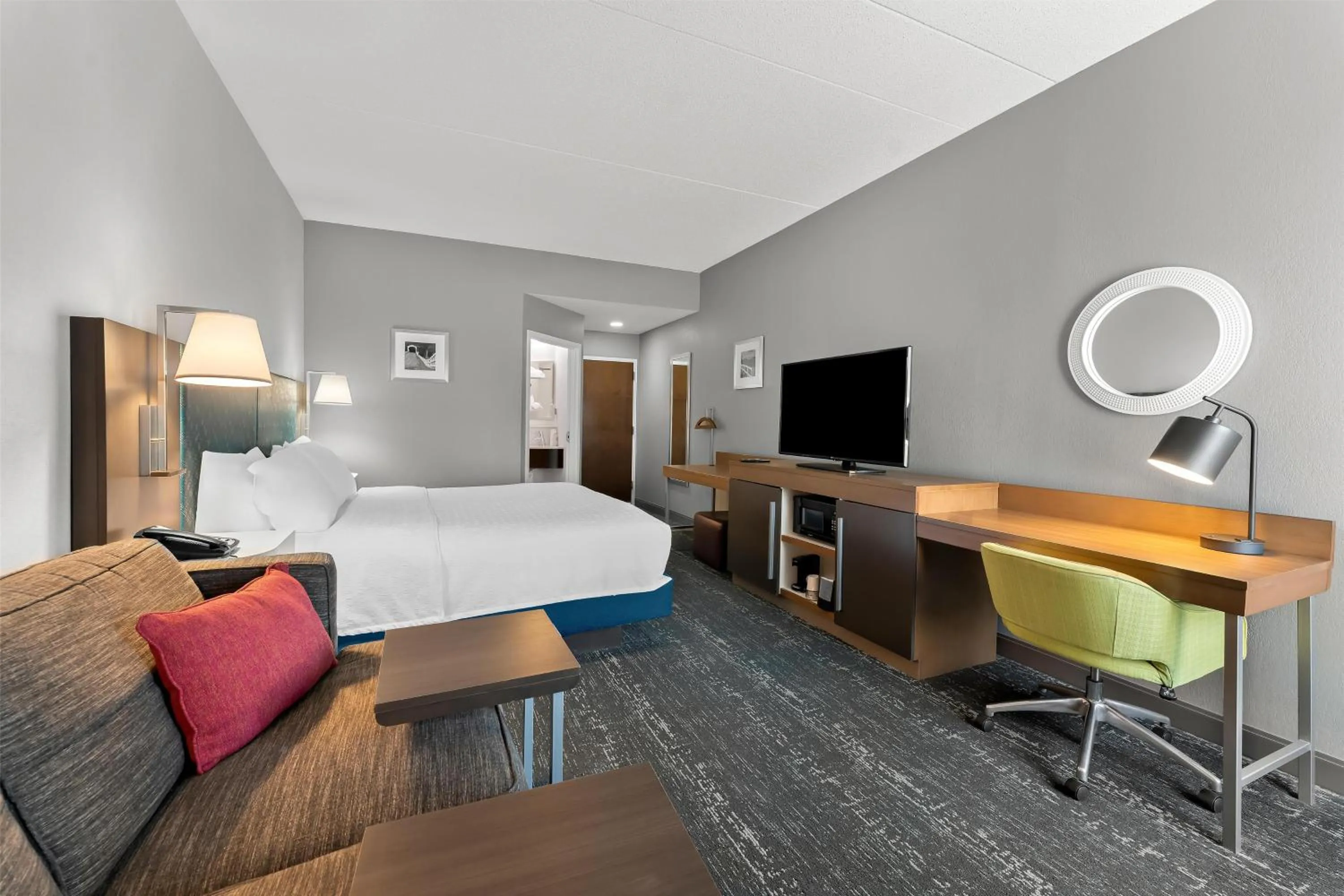 Living room, Bed in Hampton Inn & Suites Newtown