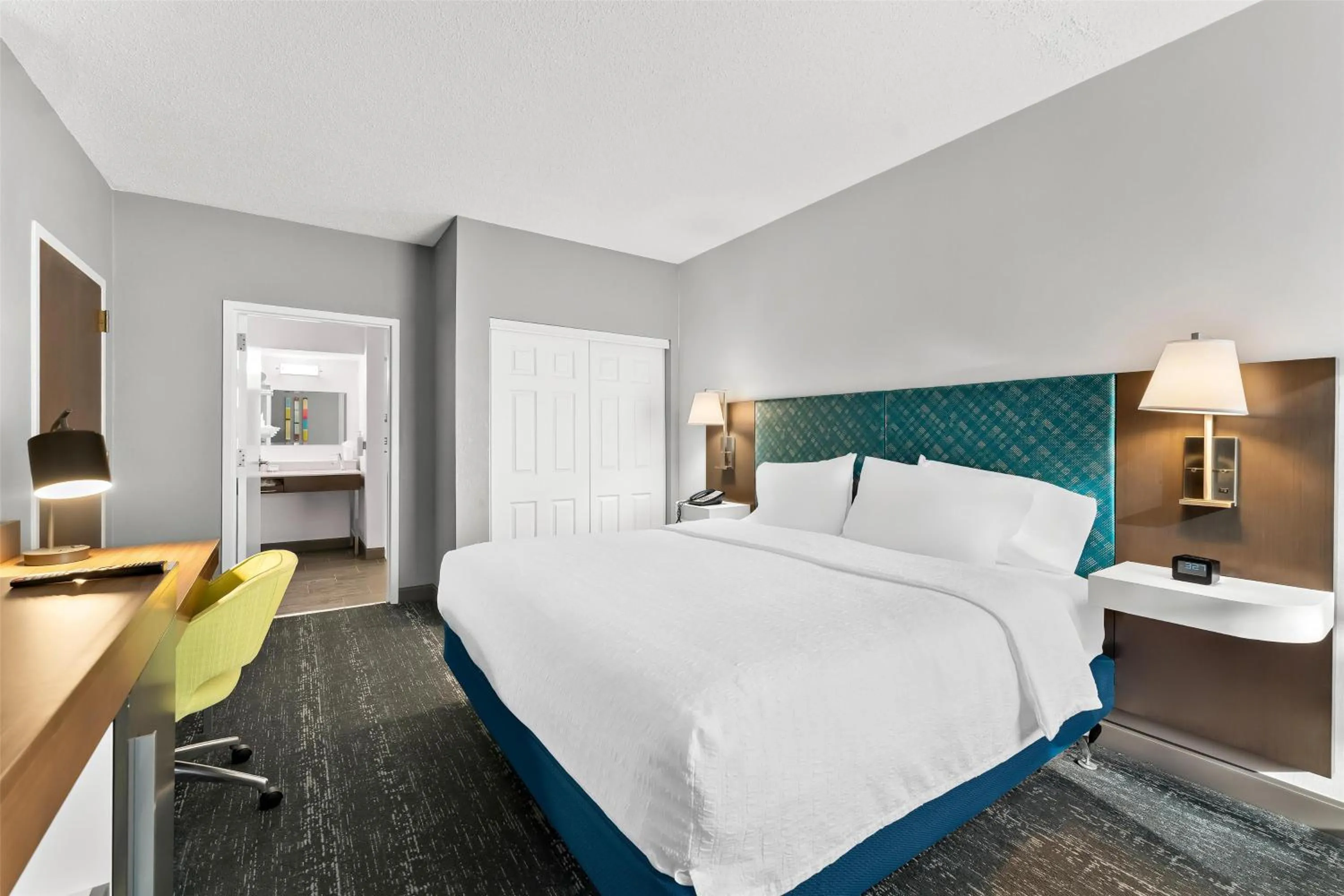 Bed in Hampton Inn & Suites Newtown