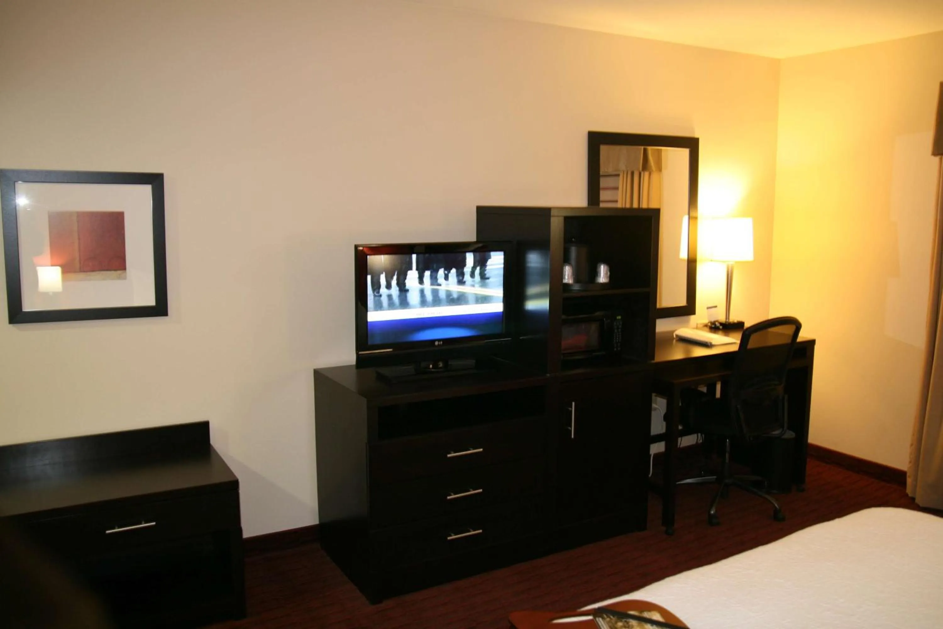 Living room, Bed in Hampton Inn & Suites Lebanon