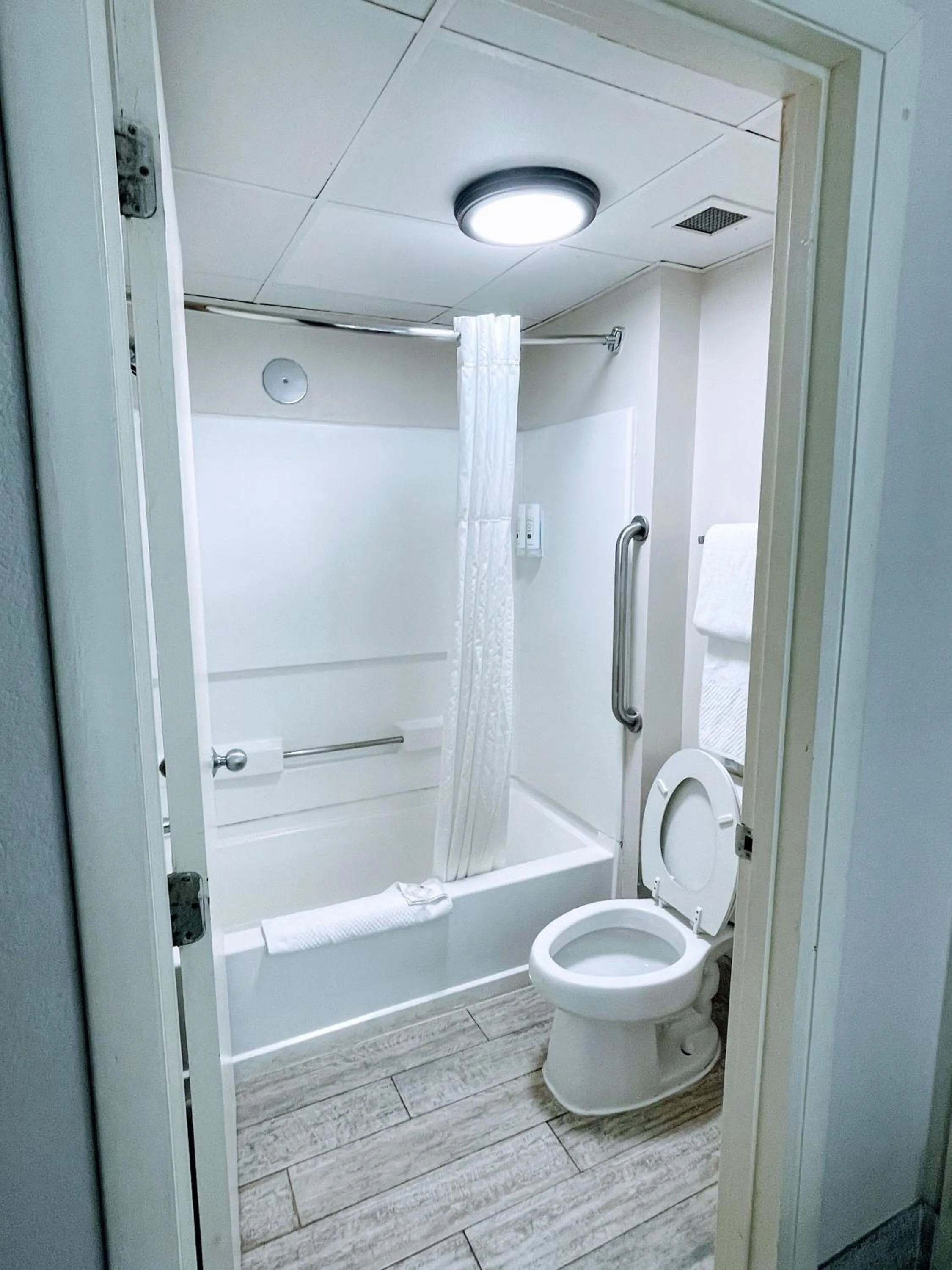 Bathroom in Quality Inn & Suites Clemmons I-40