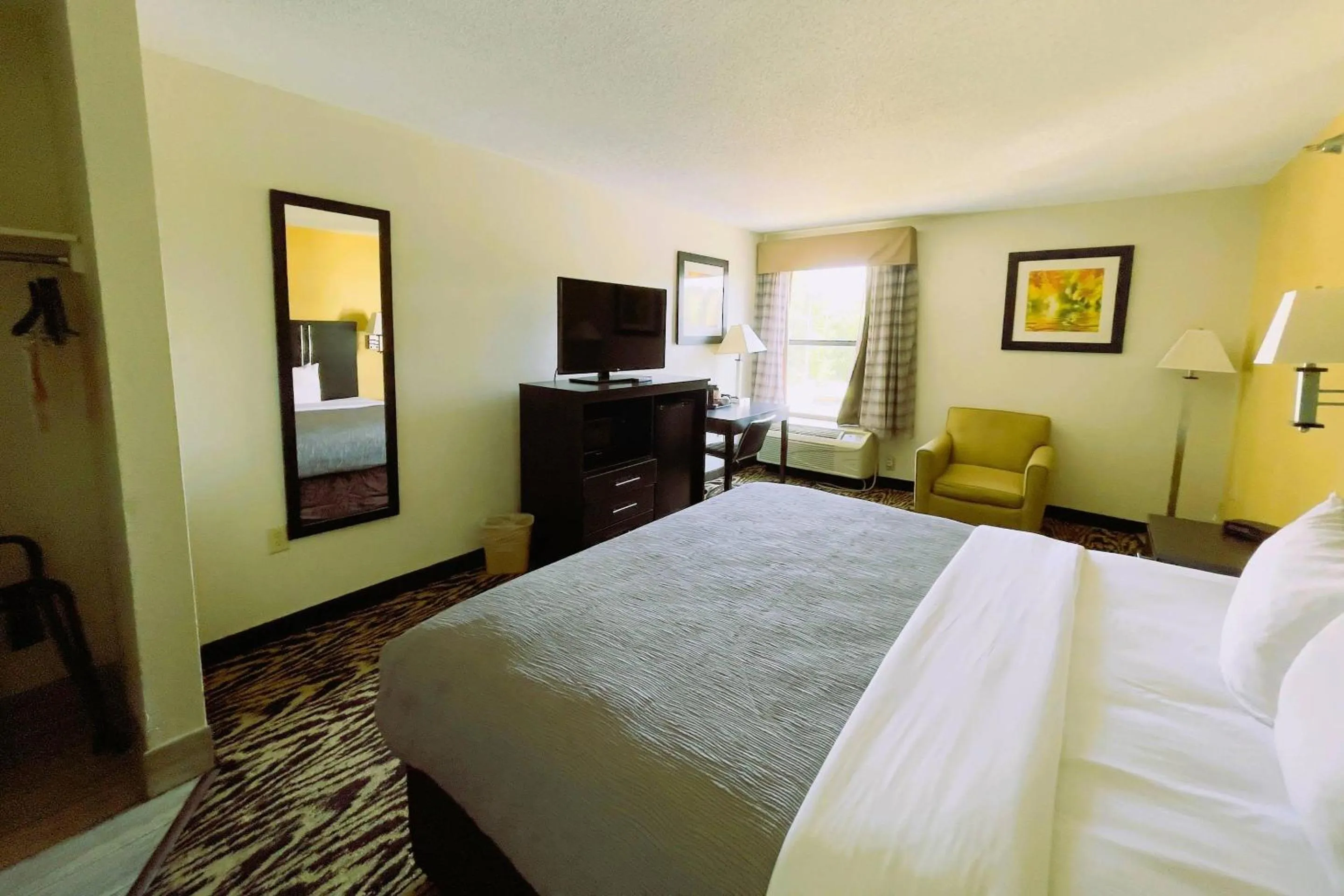 Bedroom, Bed in Quality Inn & Suites Clemmons I-40