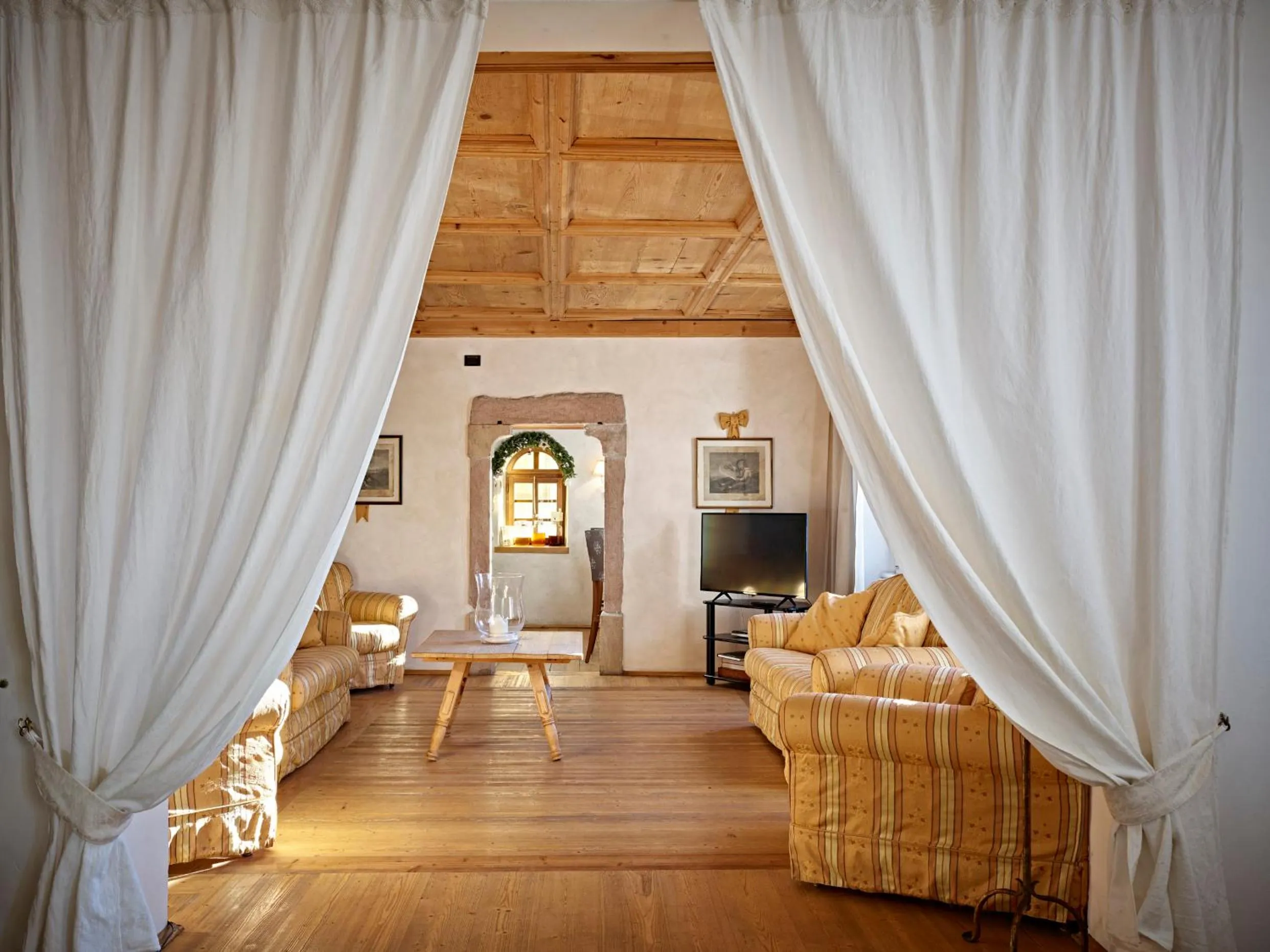 Library in Romantic Hotel Excelsior