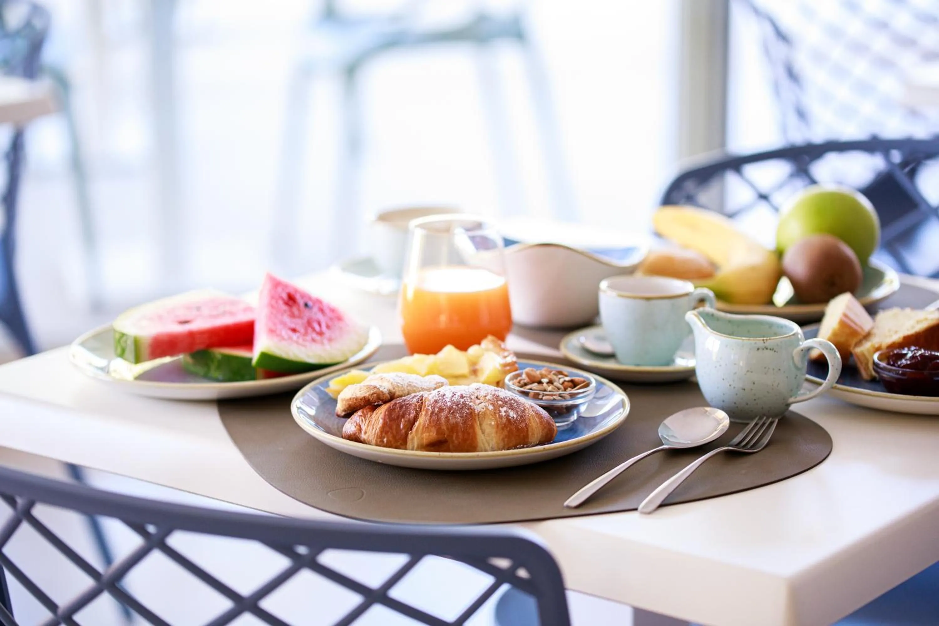 Food and drinks in Luna Minoica Suites and Apartments