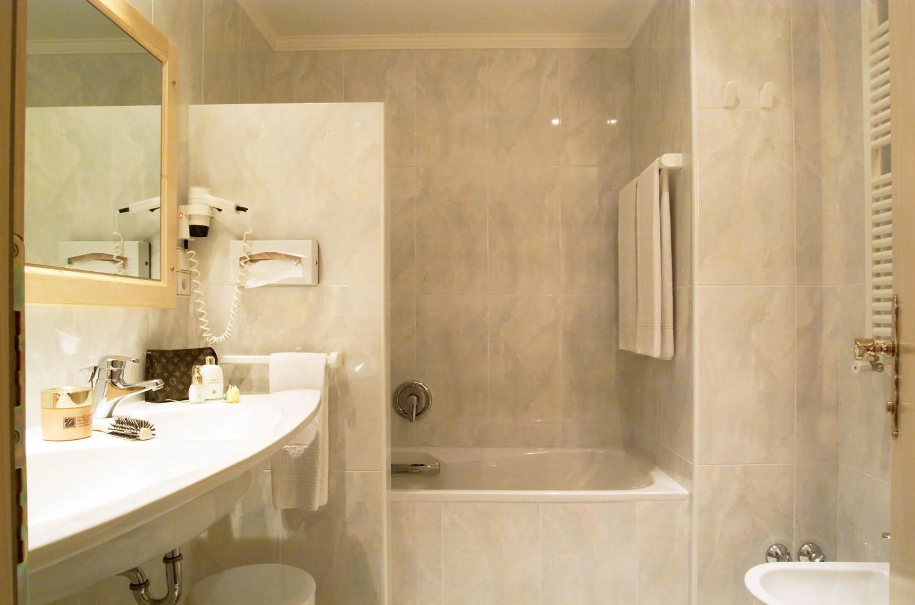 Shower in Romantik Hotel Post