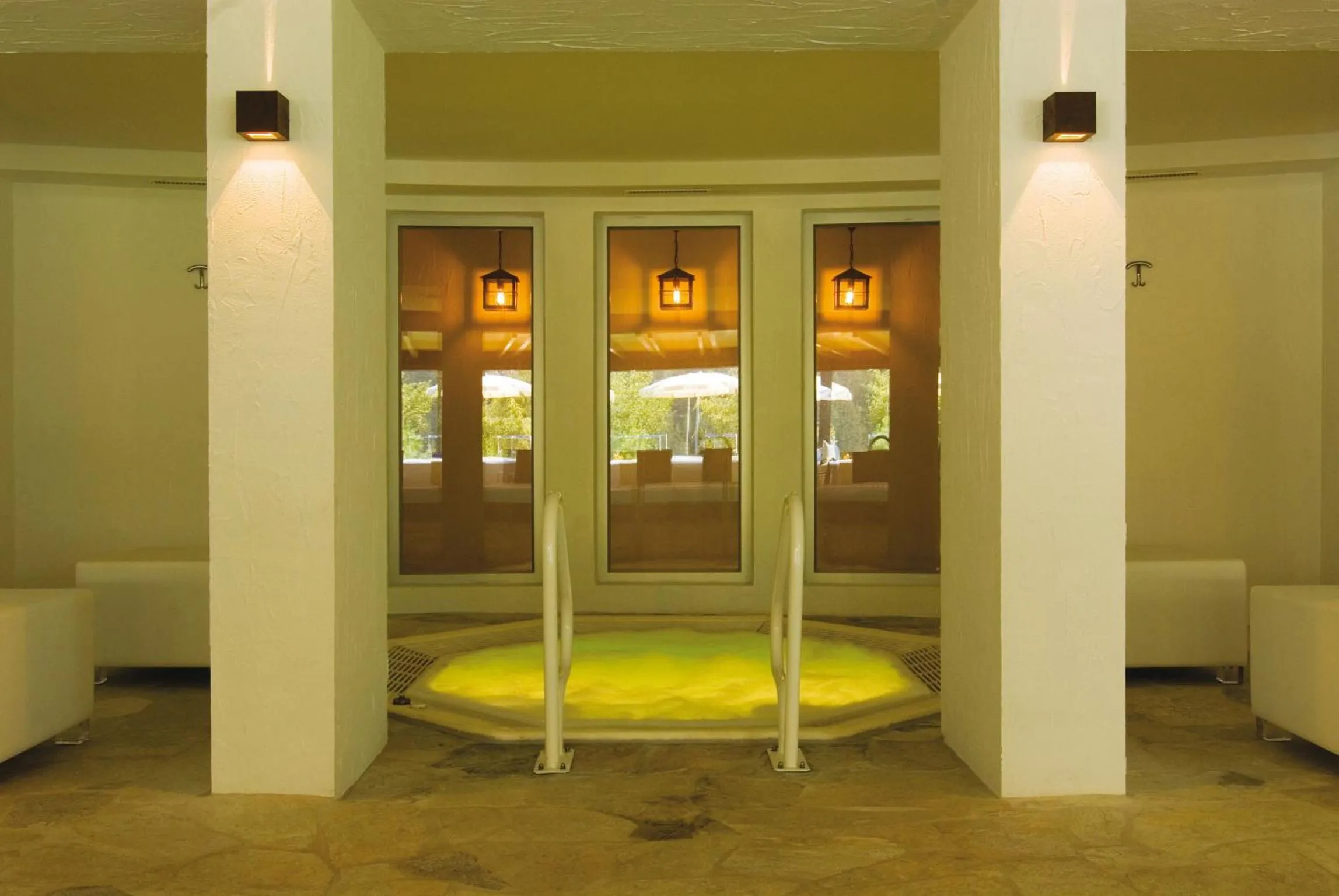 Hot Tub in Romantik Hotel Post