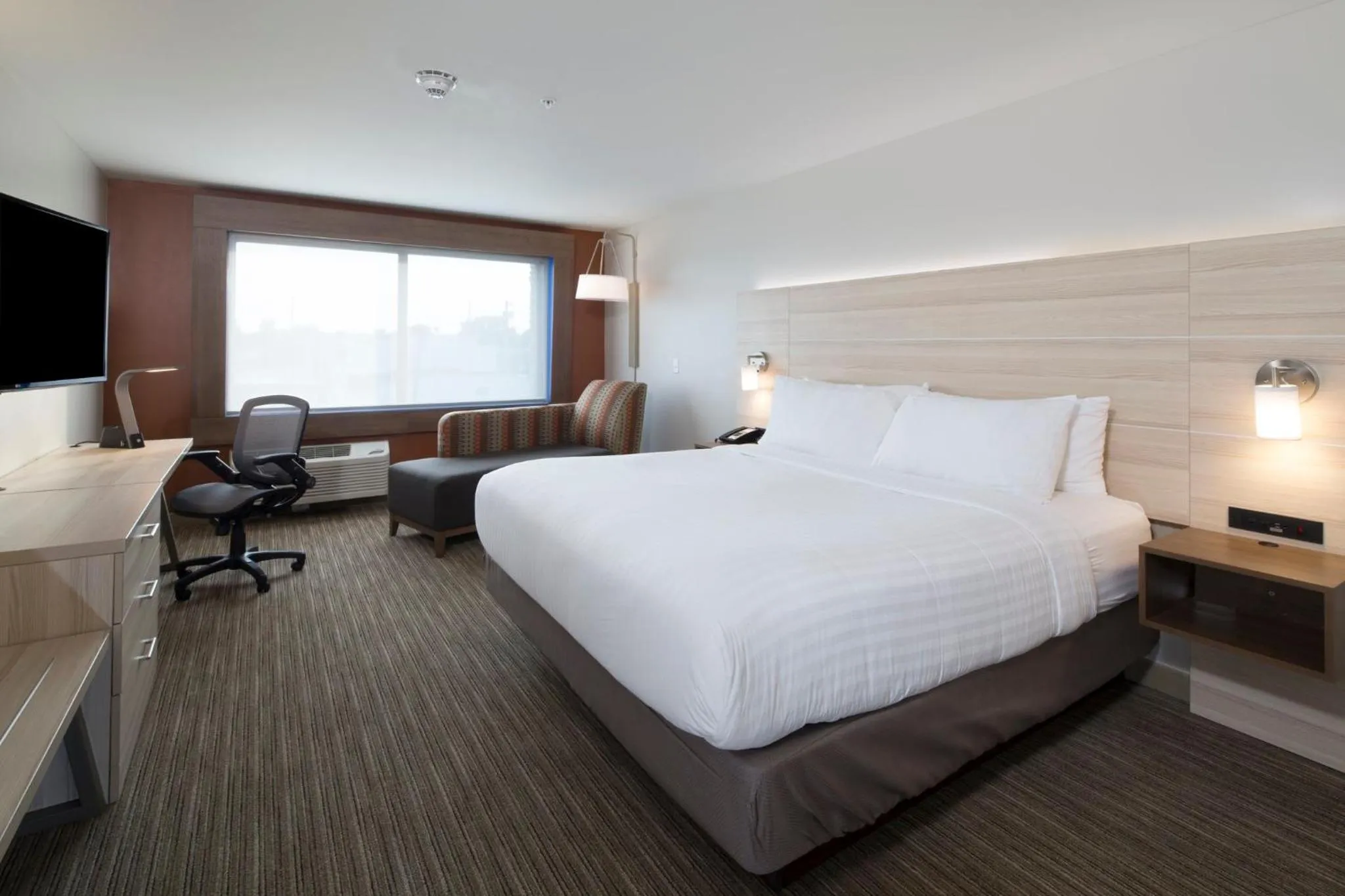 Photo of the whole room, Bed in Holiday Inn Express Hotel & Suites Grand Blanc by IHG
