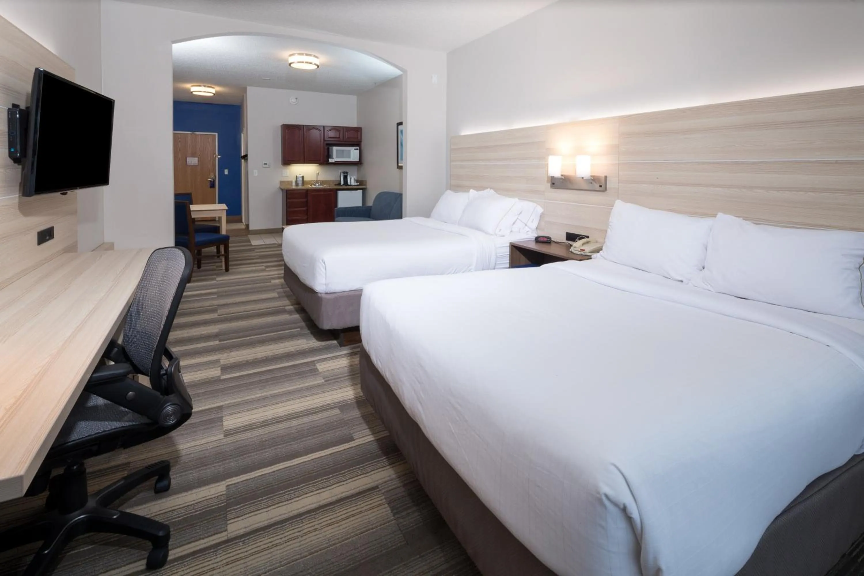 Photo of the whole room, Bed in Holiday Inn Express Hotel & Suites Grand Blanc by IHG