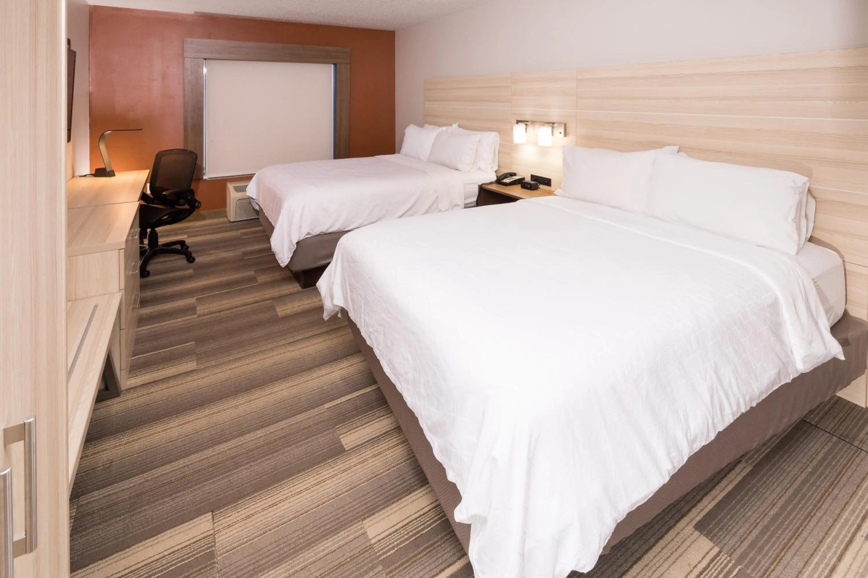 Photo of the whole room, Bed in Holiday Inn Express Hotel & Suites Grand Blanc by IHG
