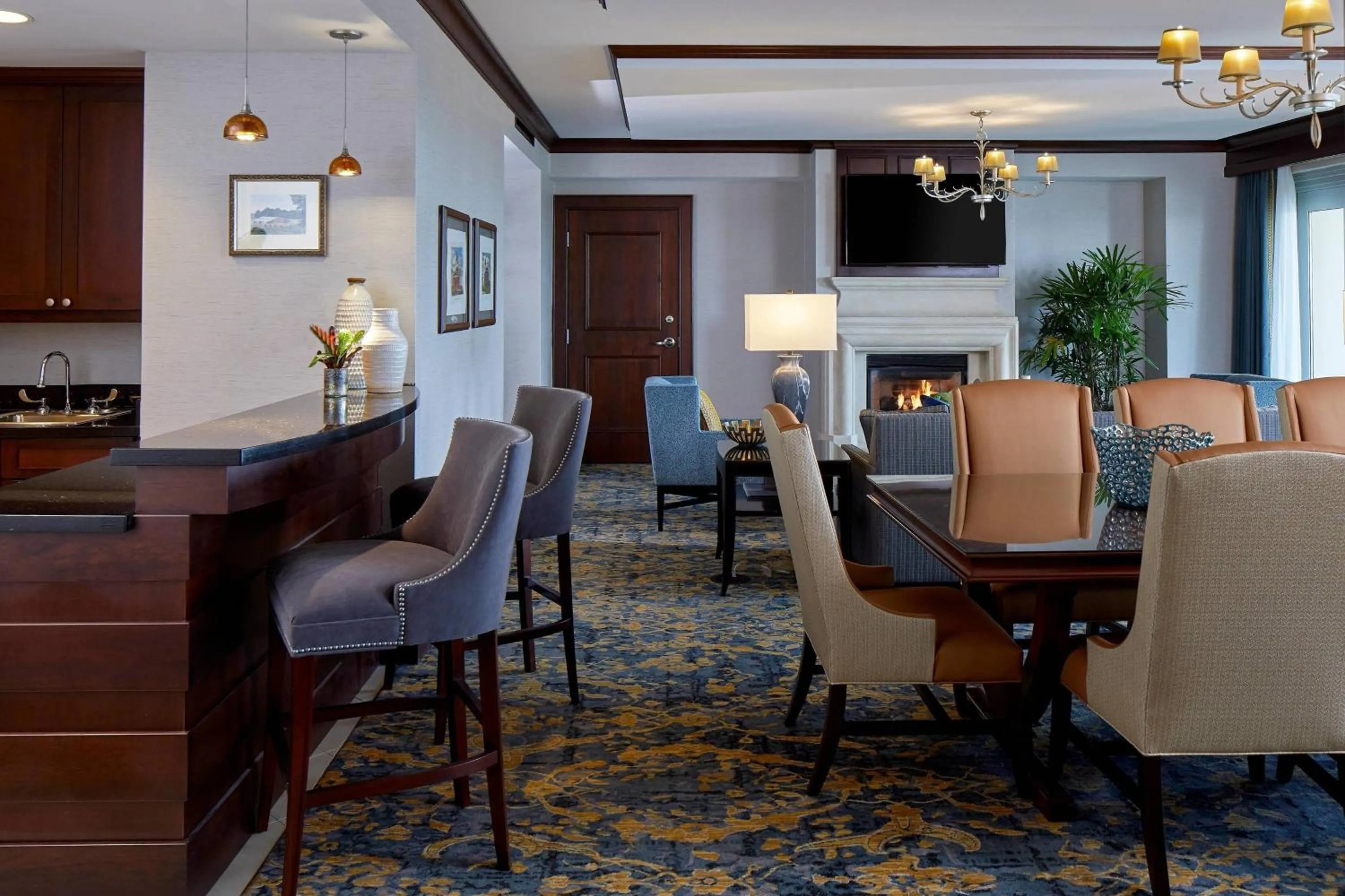 Lounge or bar in Renaissance Montgomery Hotel & Spa at the Convention Center