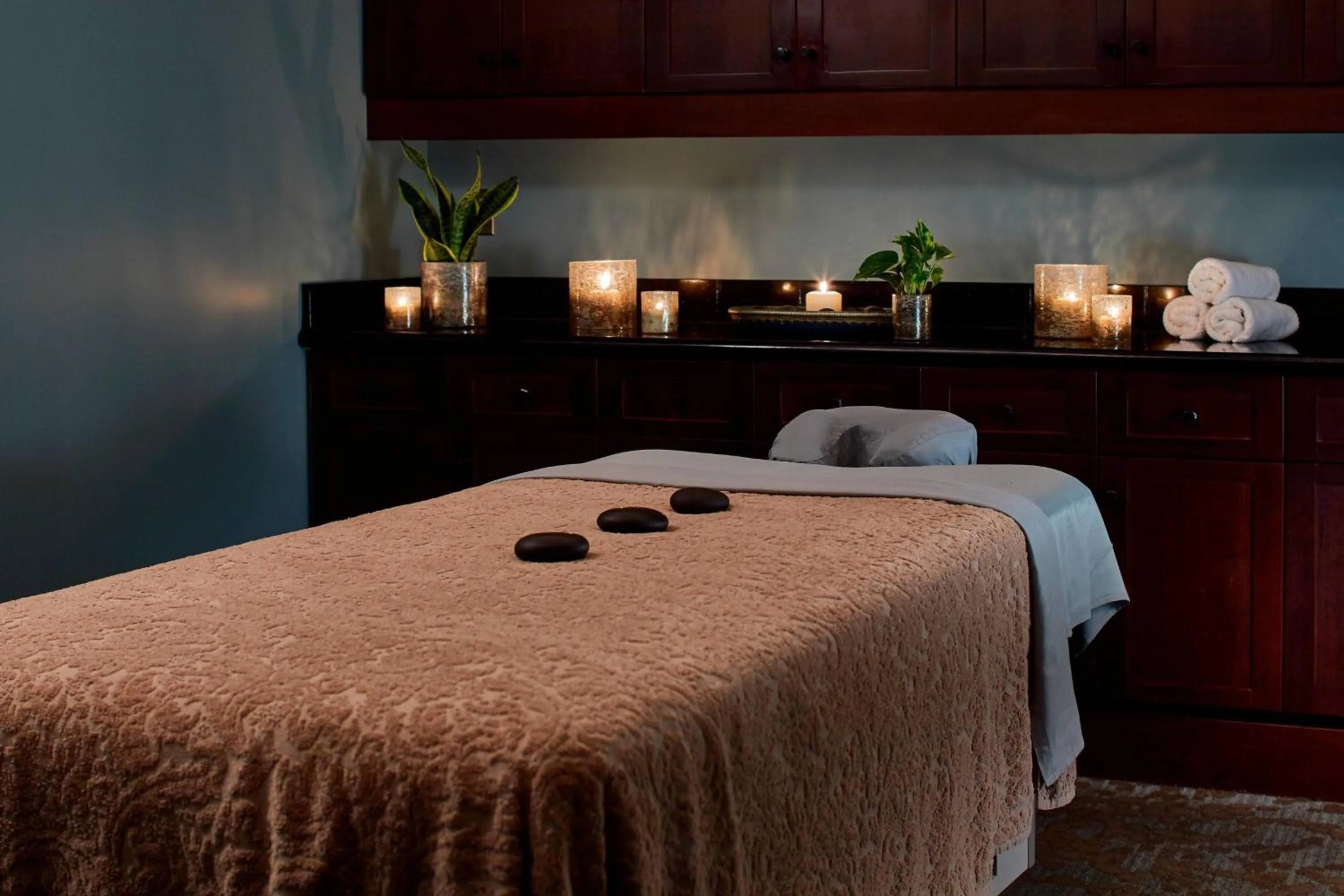 Spa and wellness centre/facilities, Bed in Renaissance Montgomery Hotel & Spa at the Convention Center