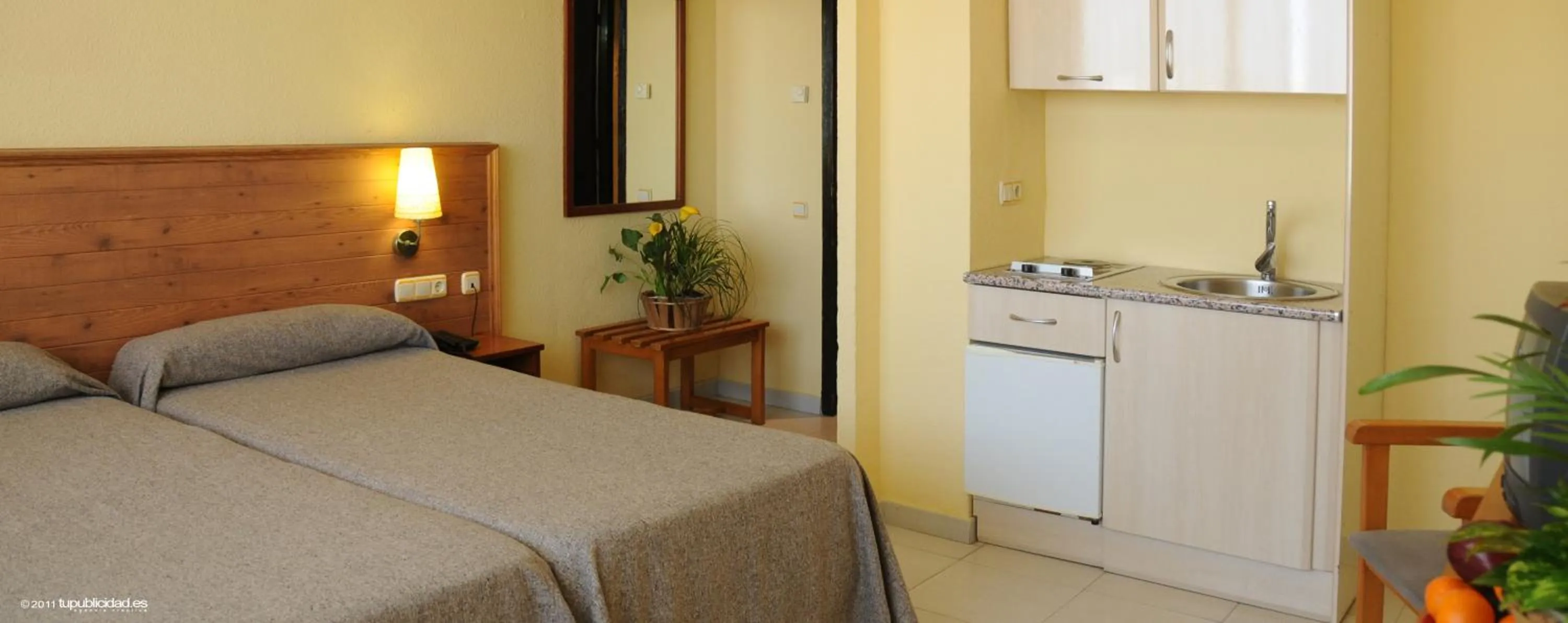 Kitchen or kitchenette, Bed in Hotel Flamero