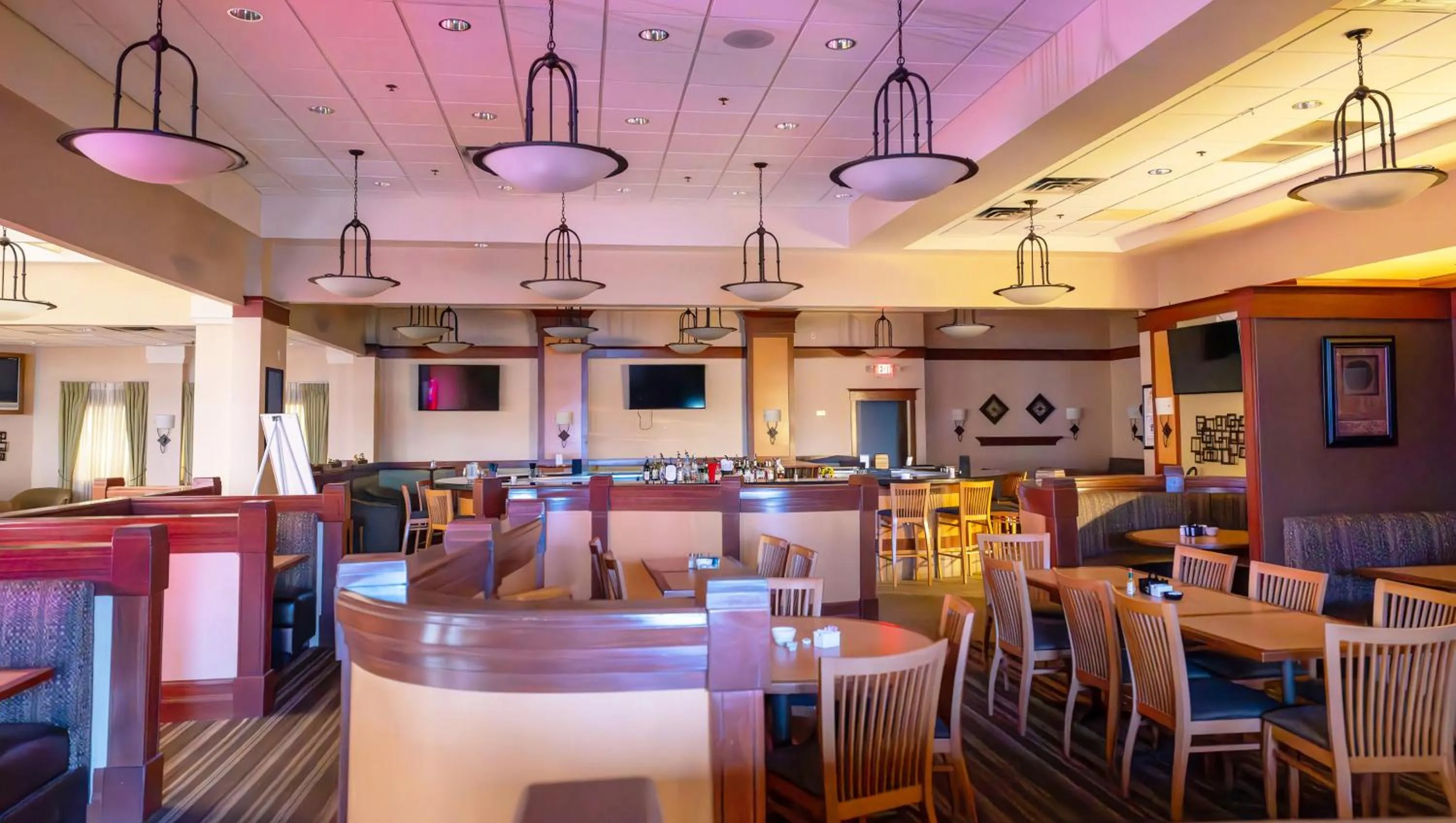Restaurant/places to eat in Wyndham Flint MI Grand Blanc Bishop Airport Conference Ct