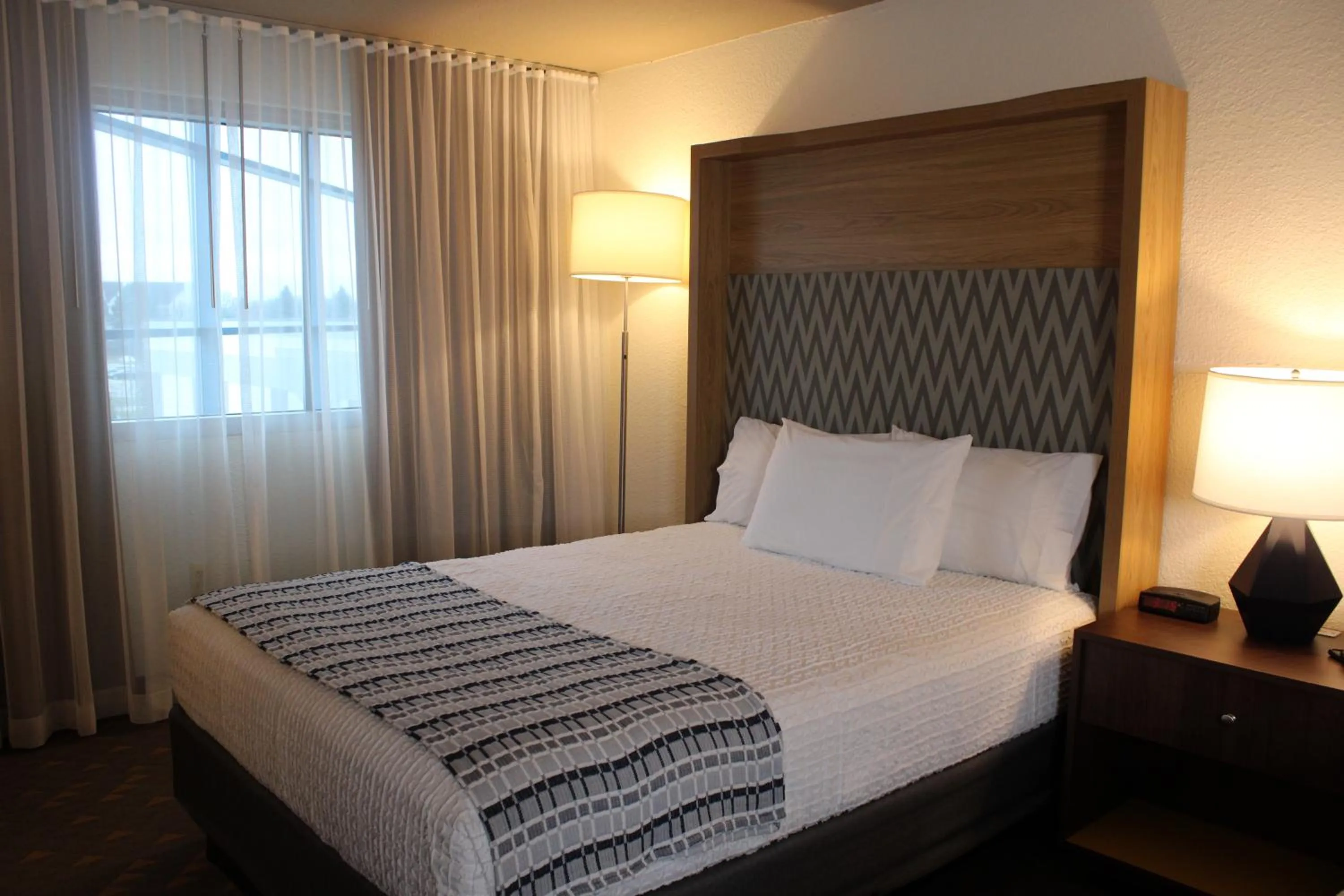 Bed in Wyndham Flint MI Grand Blanc Bishop Airport Conference Ct