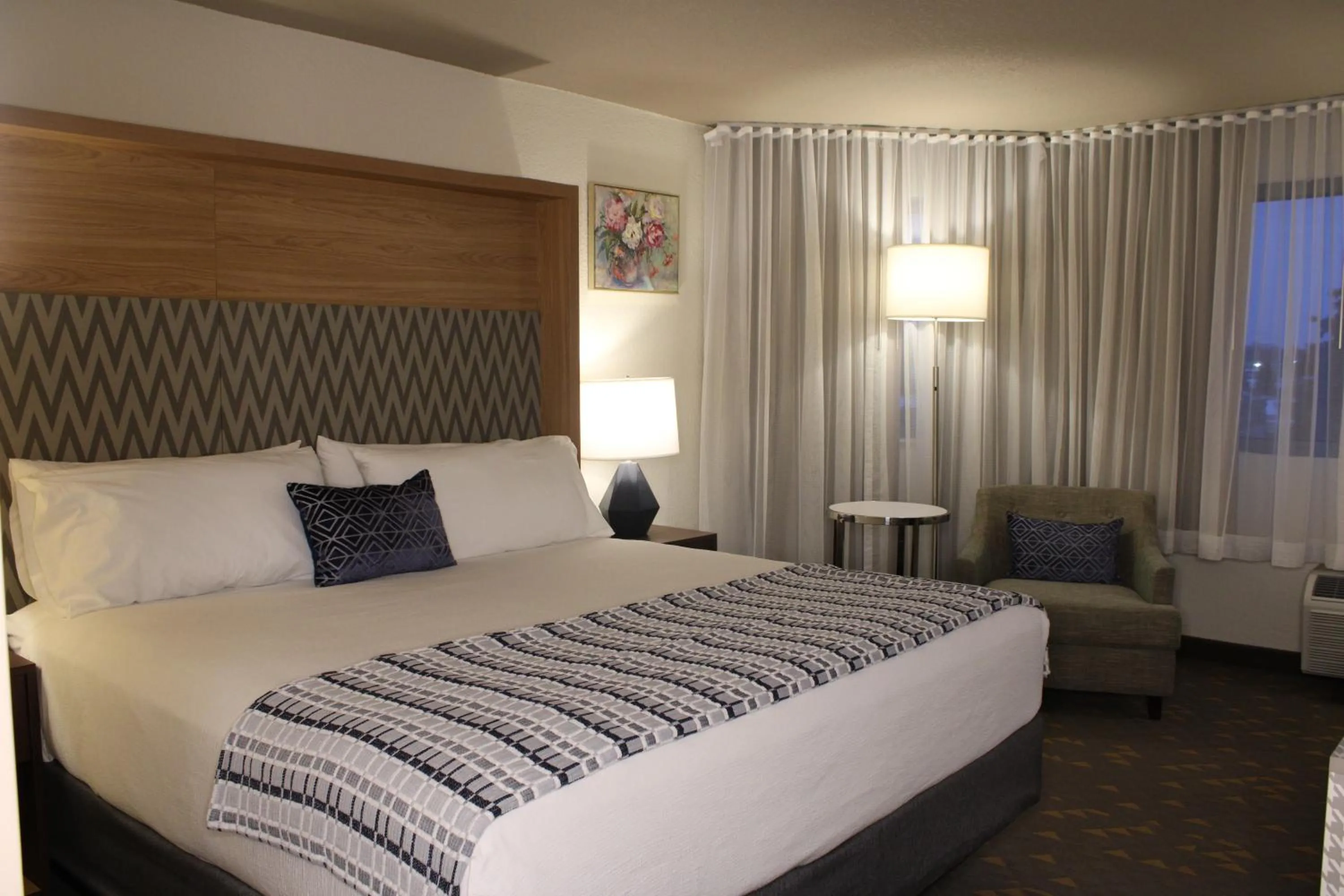 Bed in Wyndham Flint MI Grand Blanc Bishop Airport Conference Ct