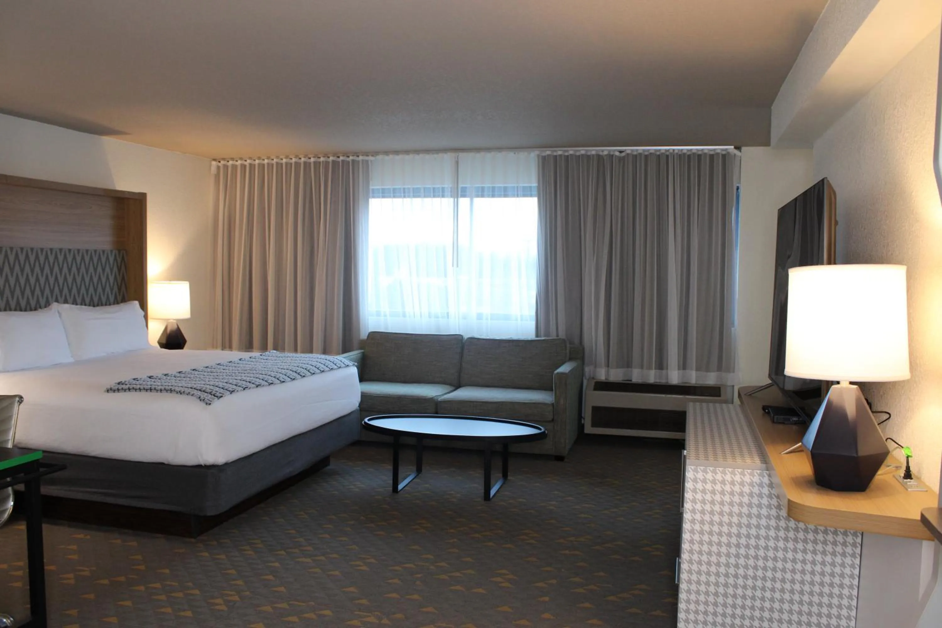 Bed in Wyndham Flint MI Grand Blanc Bishop Airport Conference Ct