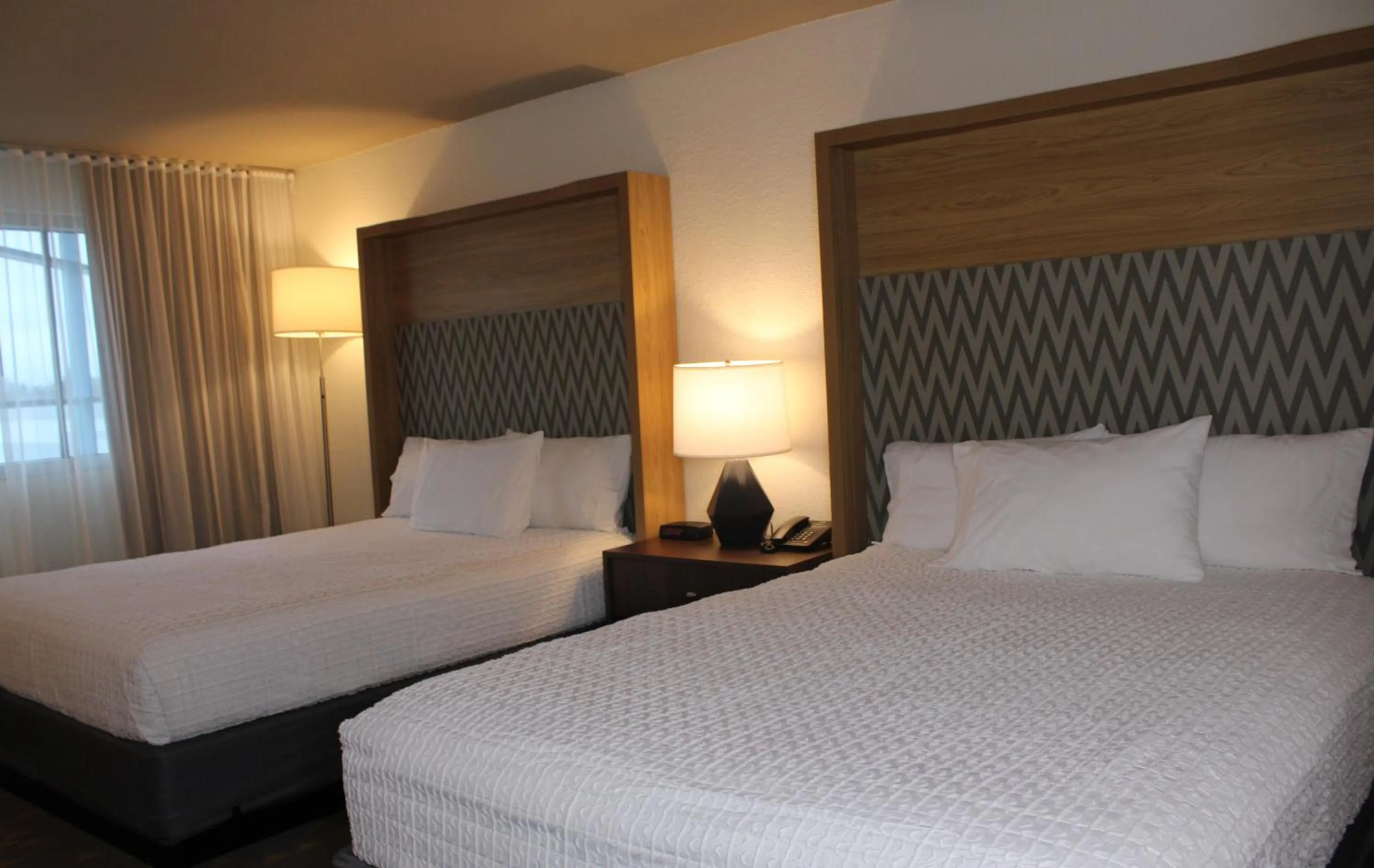 Bed in Wyndham Flint MI Grand Blanc Bishop Airport Conference Ct