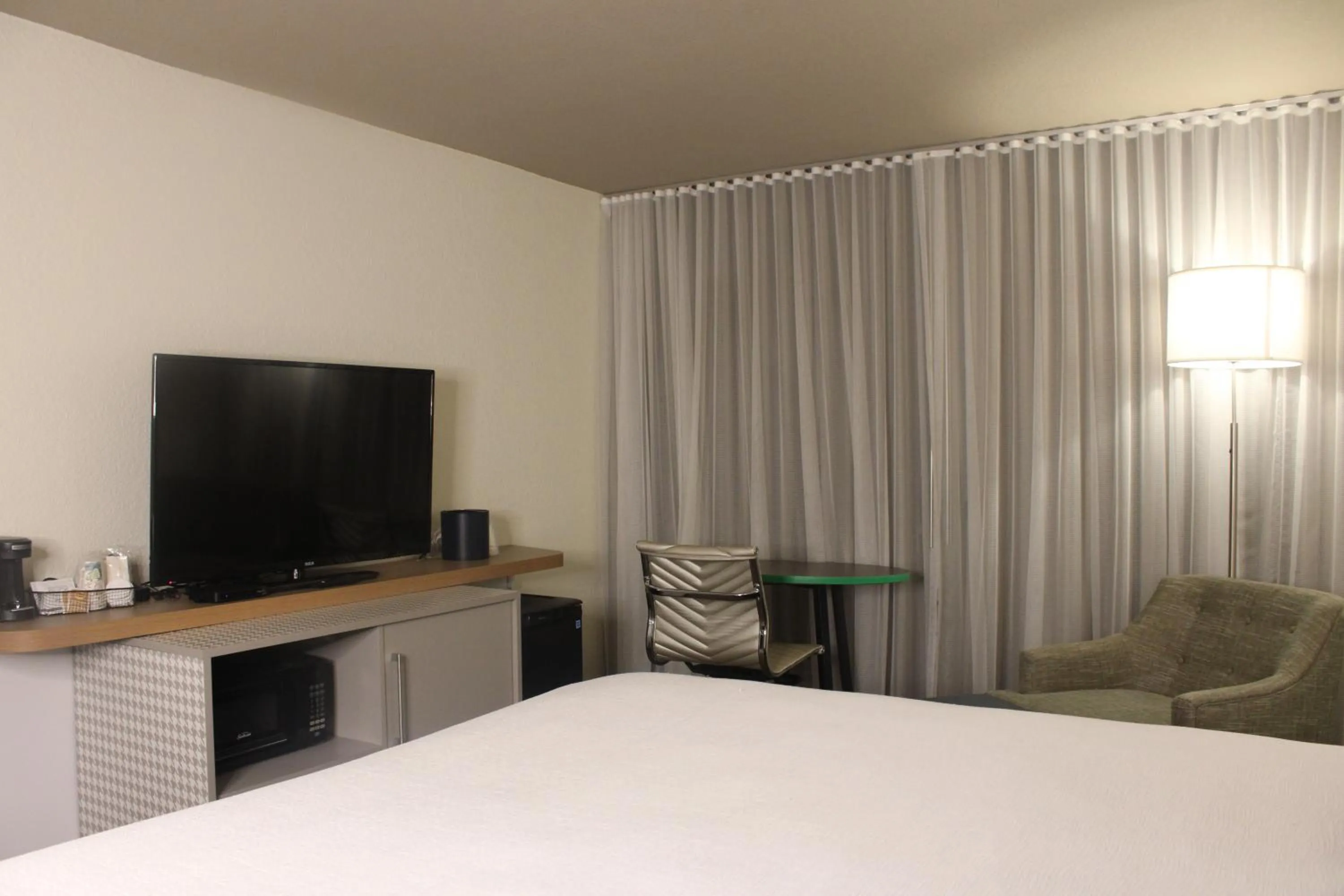 Bed in Wyndham Flint MI Grand Blanc Bishop Airport Conference Ct