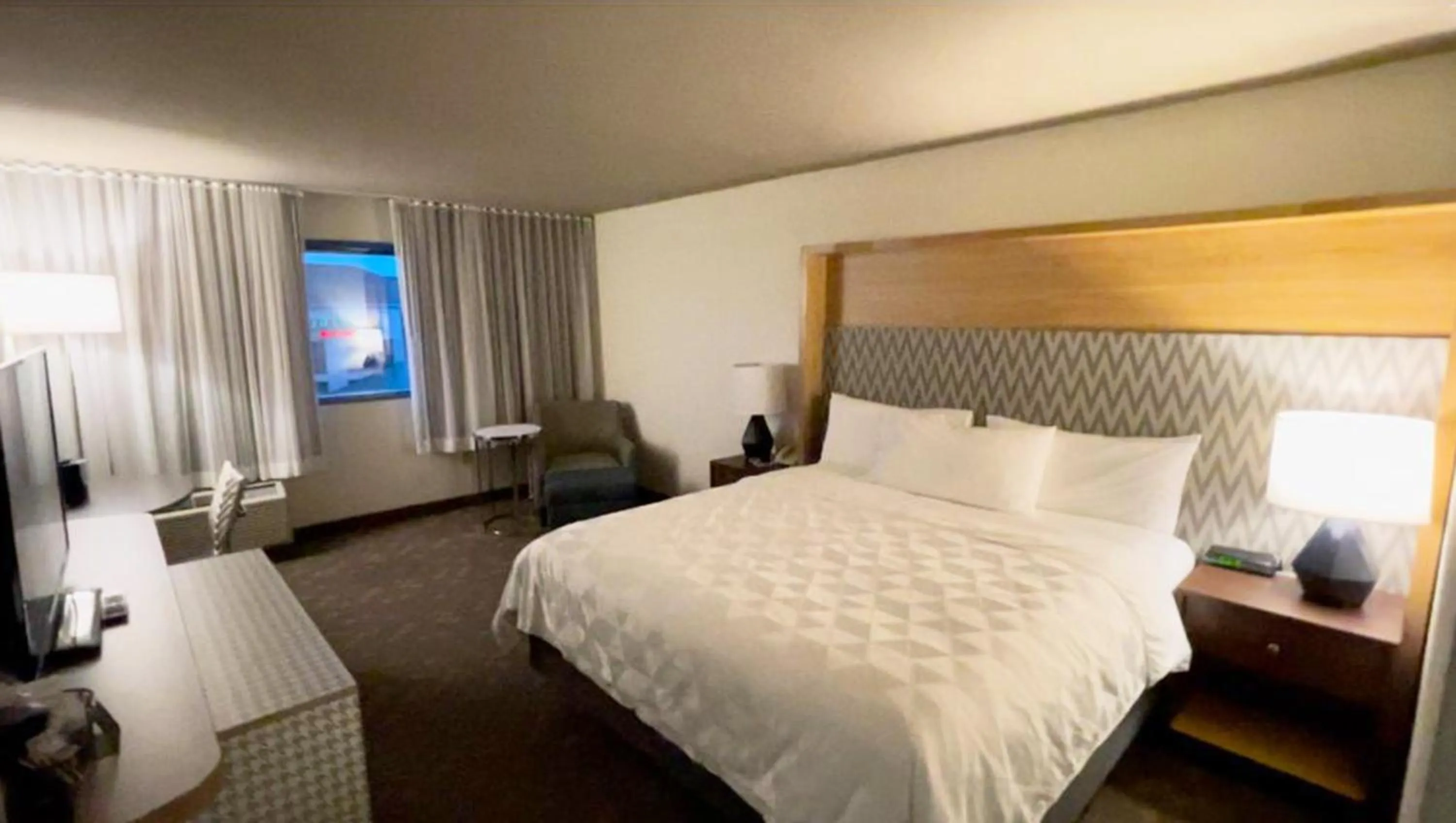 Bedroom, Bed in Wyndham Flint MI Grand Blanc Bishop Airport Conference Ct