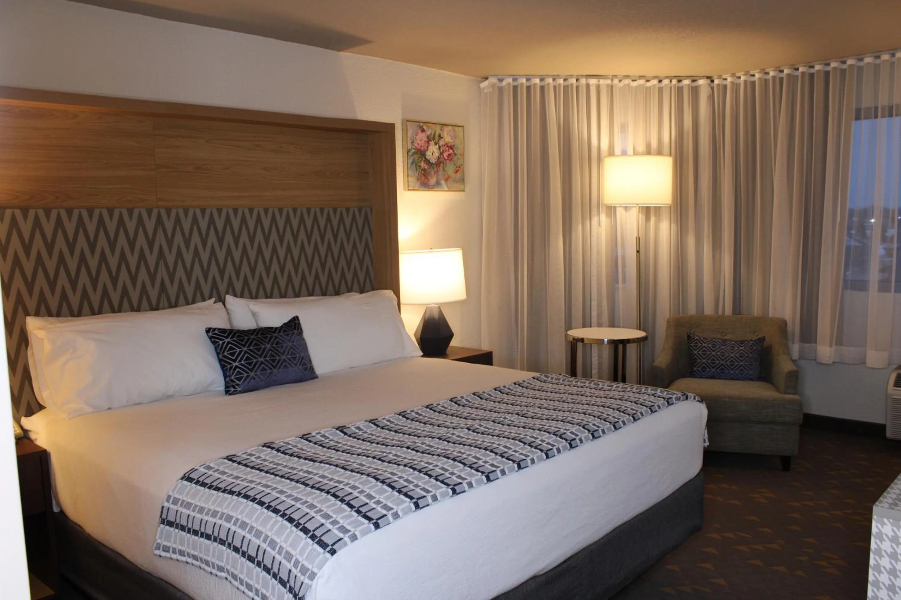 Bed in Wyndham Flint MI Grand Blanc Bishop Airport Conference Ct