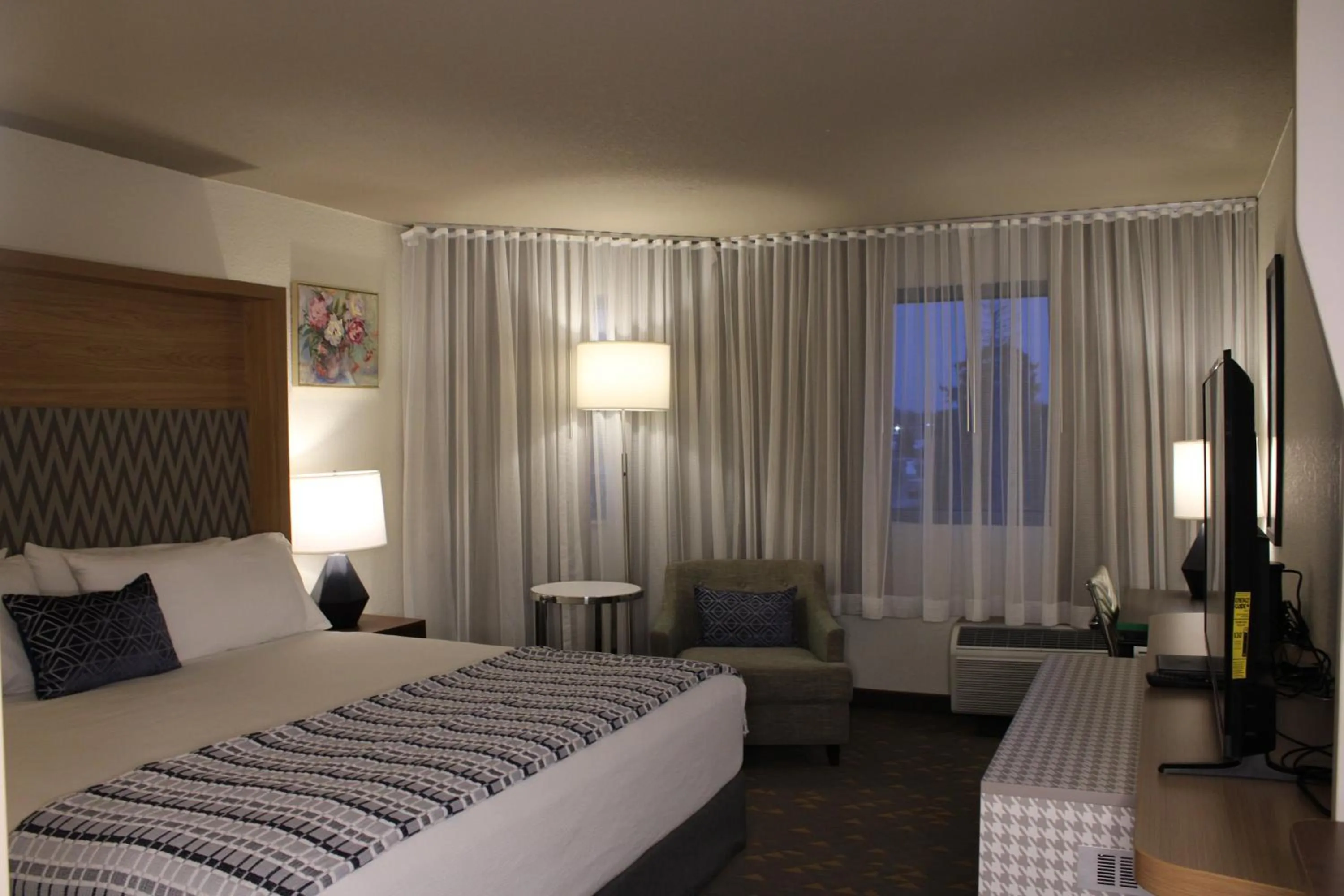 Bed in Wyndham Flint MI Grand Blanc Bishop Airport Conference Ct