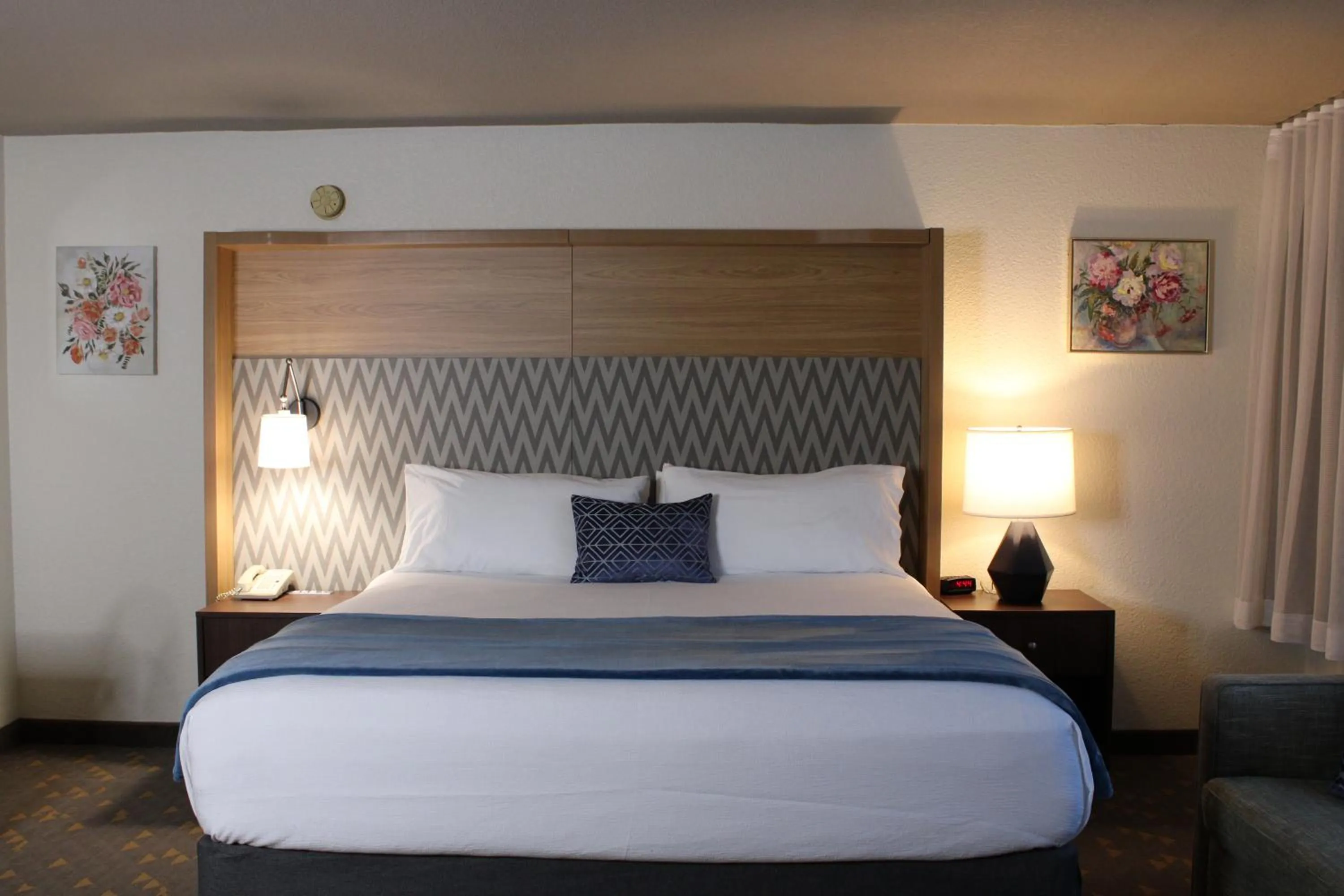 Bed in Wyndham Flint MI Grand Blanc Bishop Airport Conference Ct