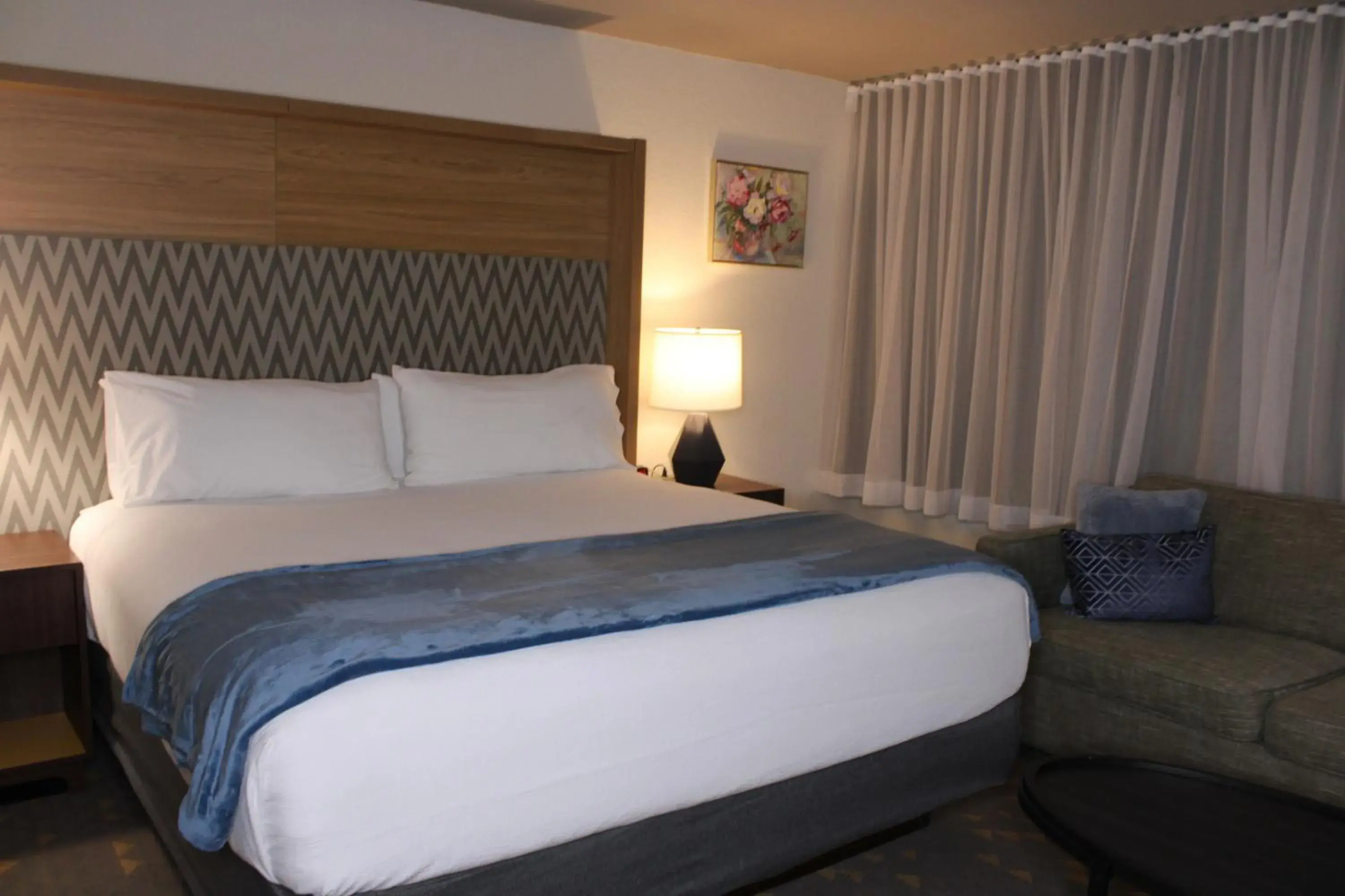 Deluxe King Room - Non-Smoking in Wyndham Flint MI Grand Blanc Bishop Airport Conference Ct Deluxe King Room - Non-Smoking in Wyndham Flint MI Grand Blanc Bishop Airport Conference Ct