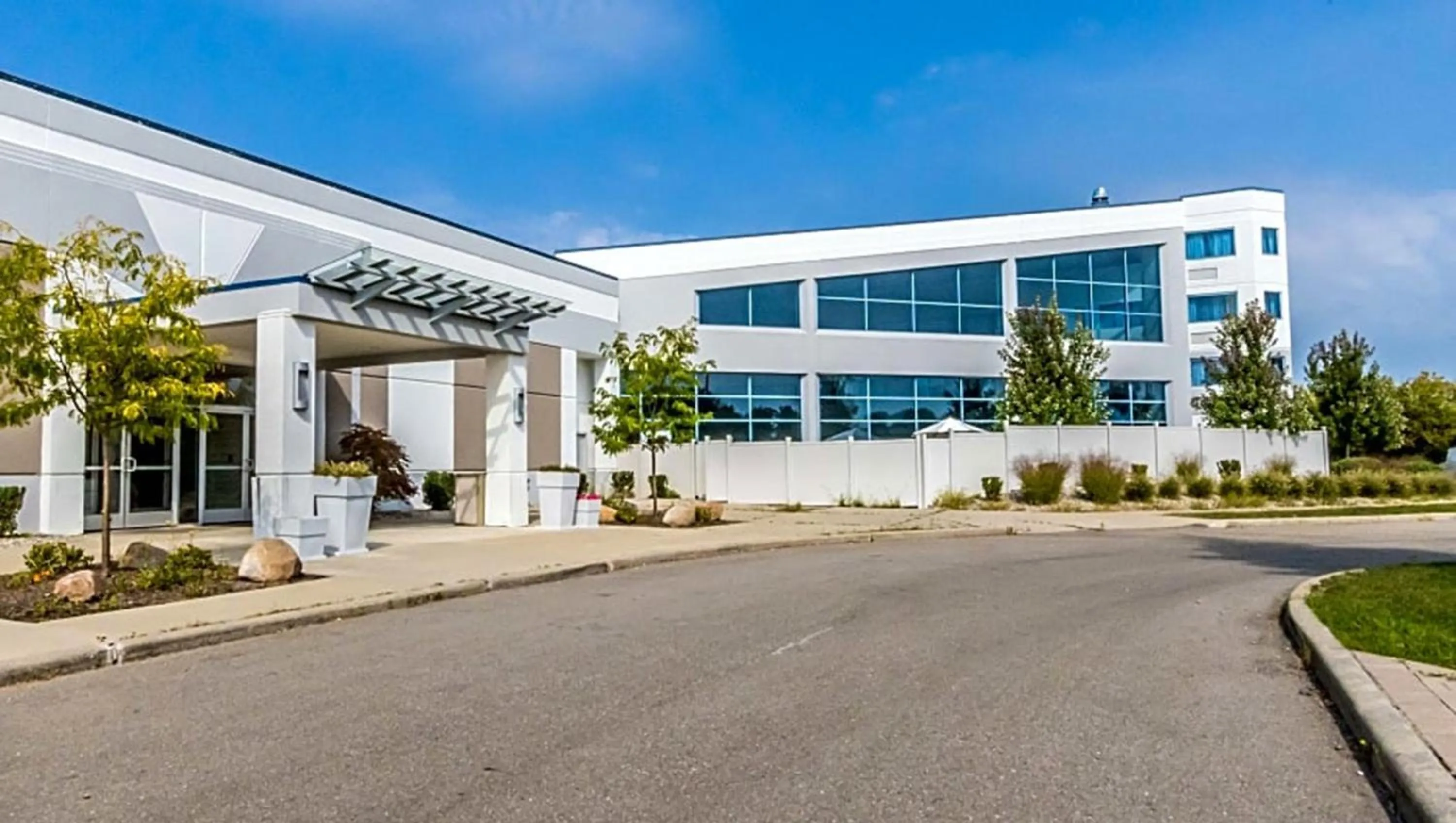 Property building in Wyndham Flint MI Grand Blanc Bishop Airport Conference Ct