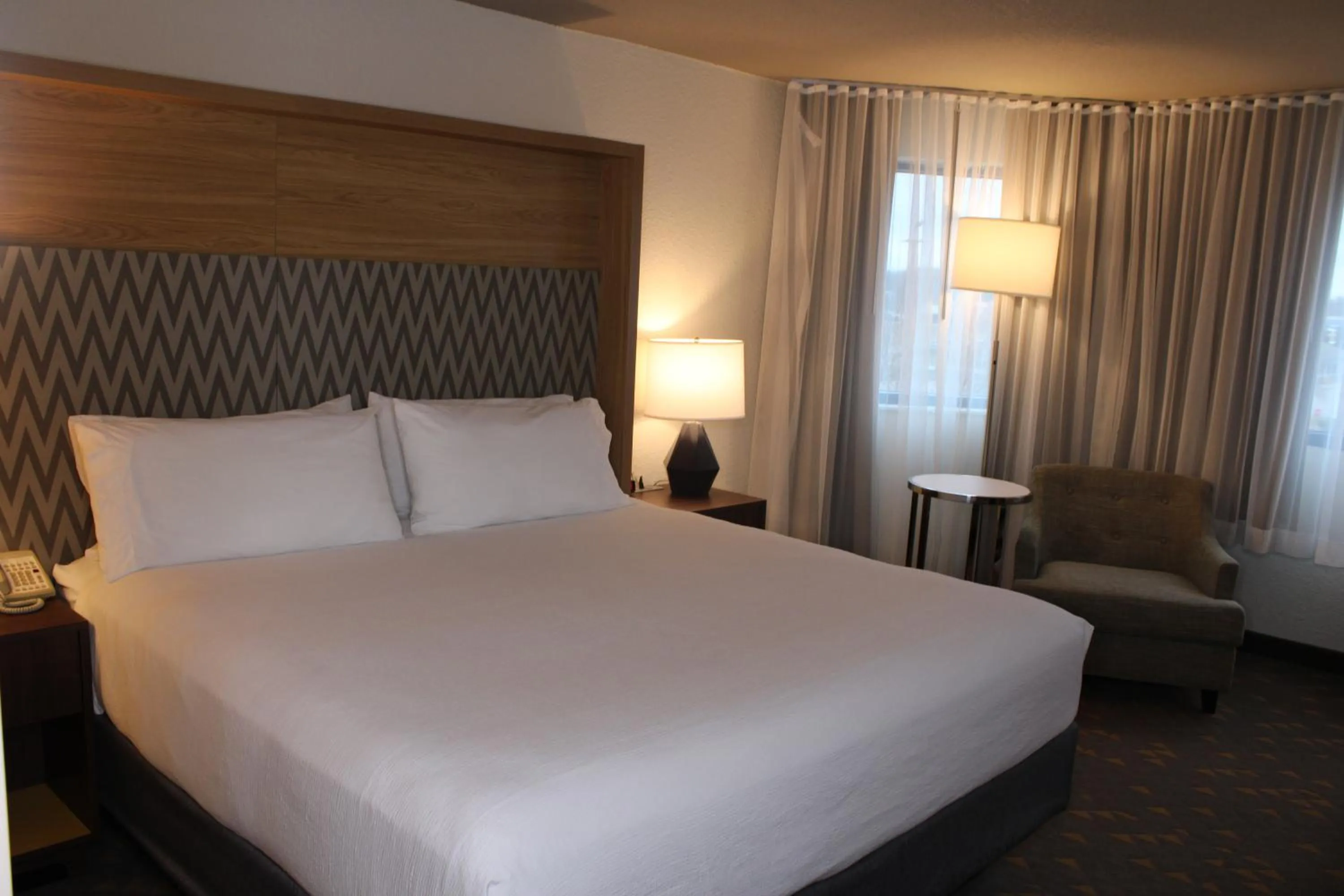 Bed in Wyndham Flint MI Grand Blanc Bishop Airport Conference Ct