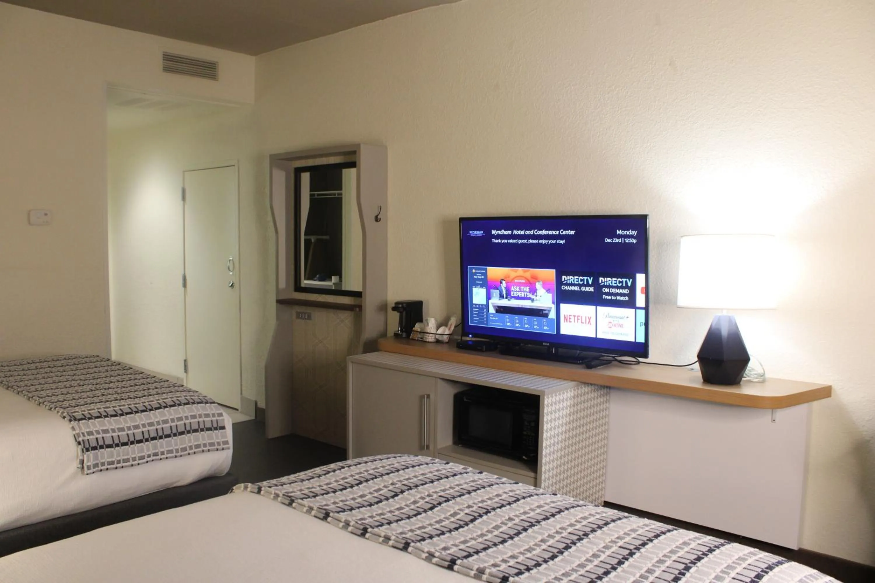 Bed in Wyndham Flint MI Grand Blanc Bishop Airport Conference Ct