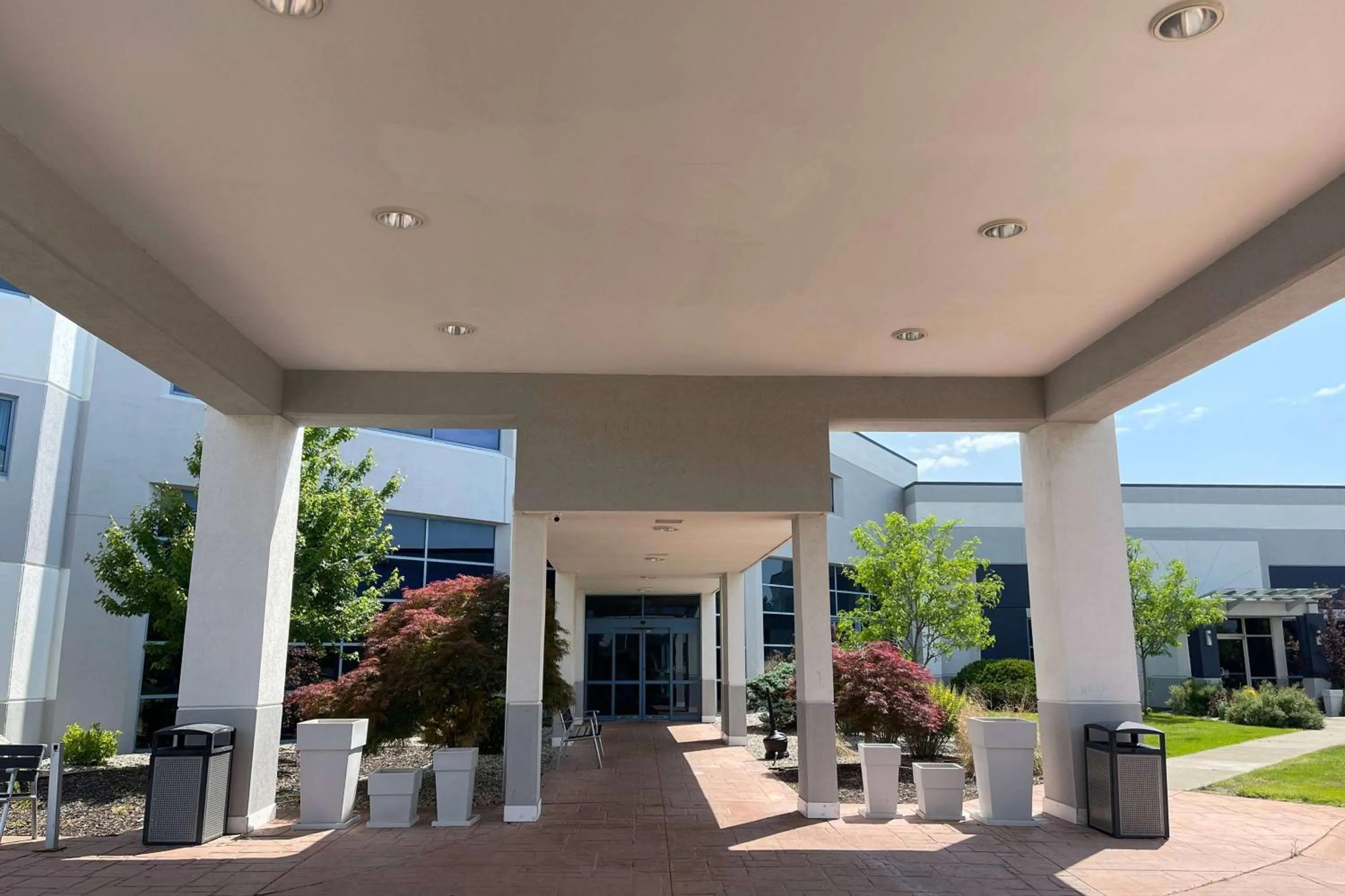 Property building in Wyndham Flint MI Grand Blanc Bishop Airport Conference Ct