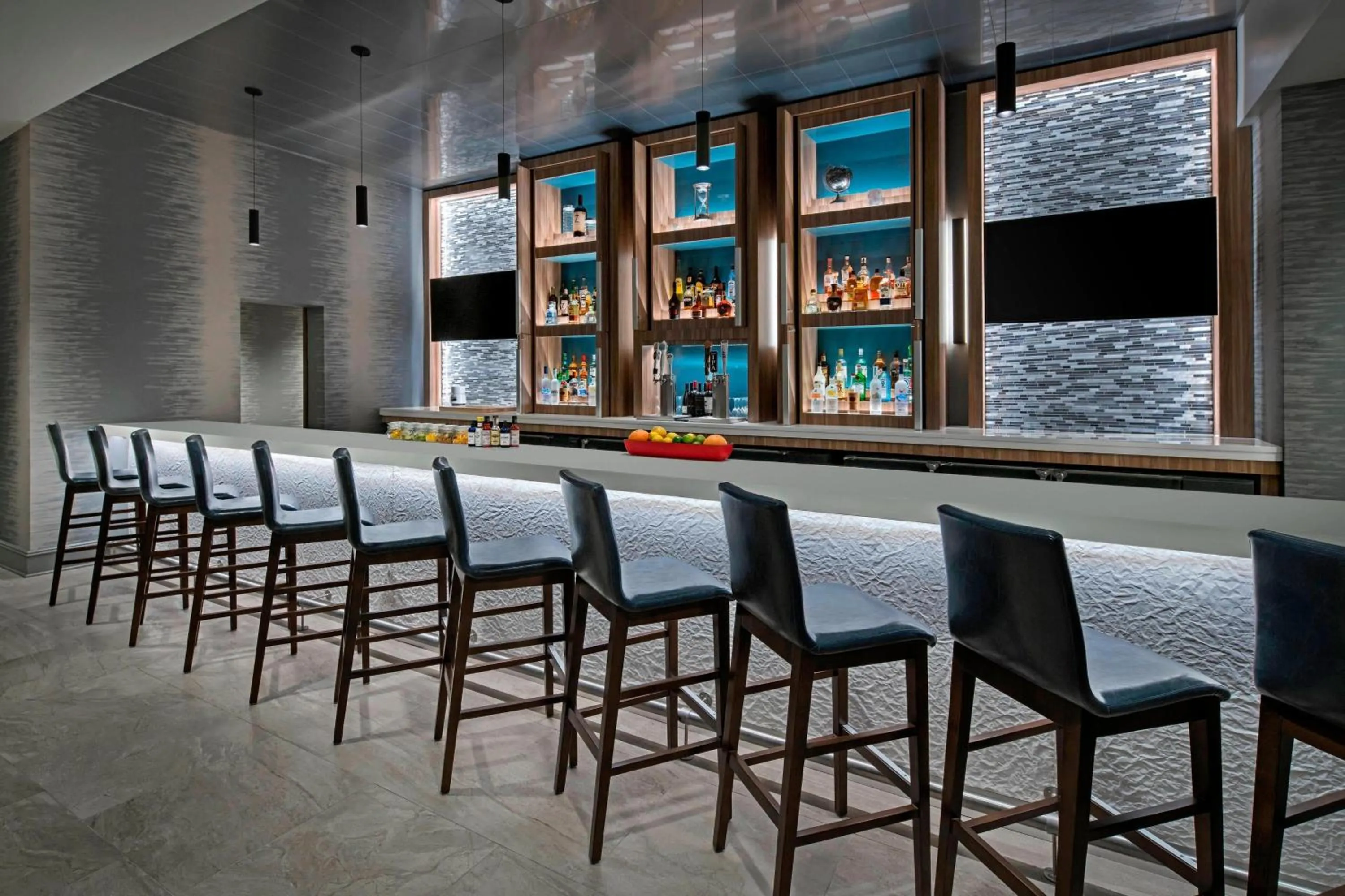 Lounge or bar in Delta Hotels by Marriott Richmond Downtown