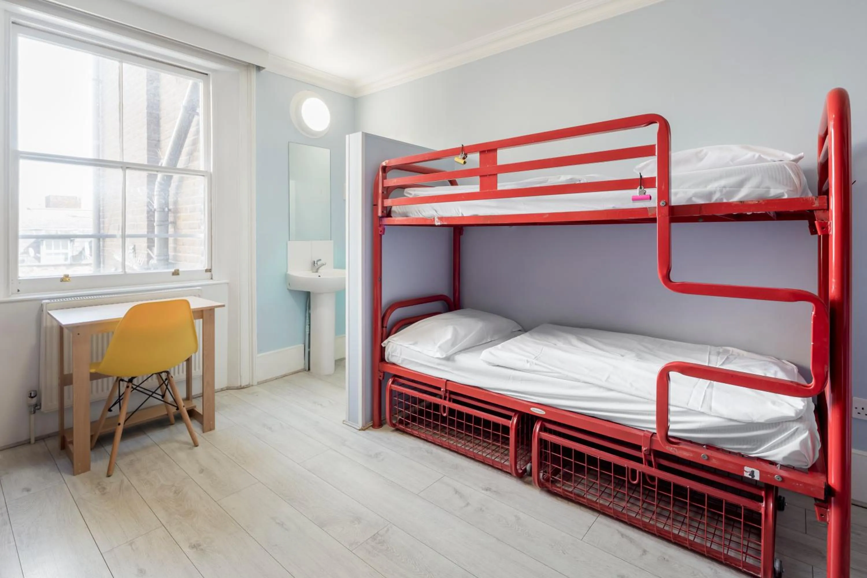 Photo of the whole room, Bed in Astor Victoria Hostel