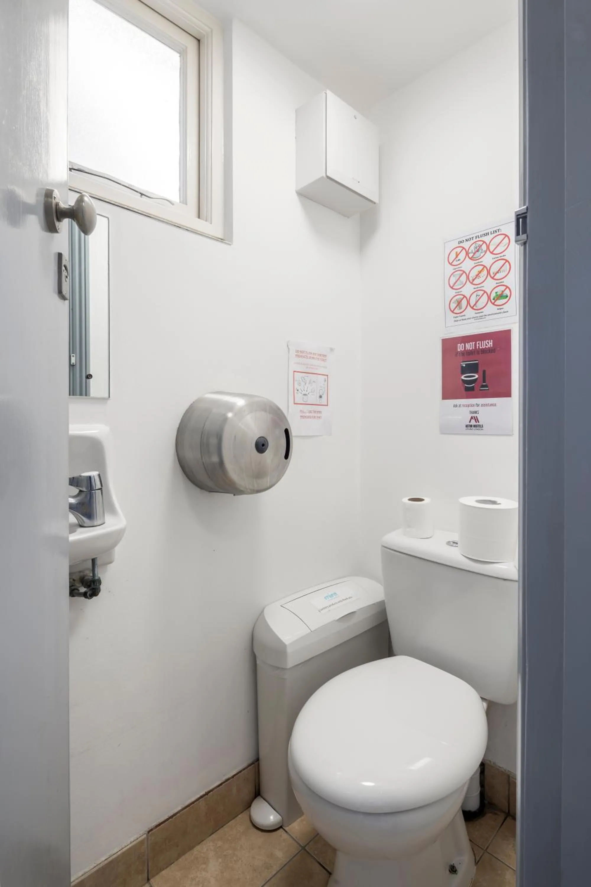 Toilet in Astor Victoria Hostel