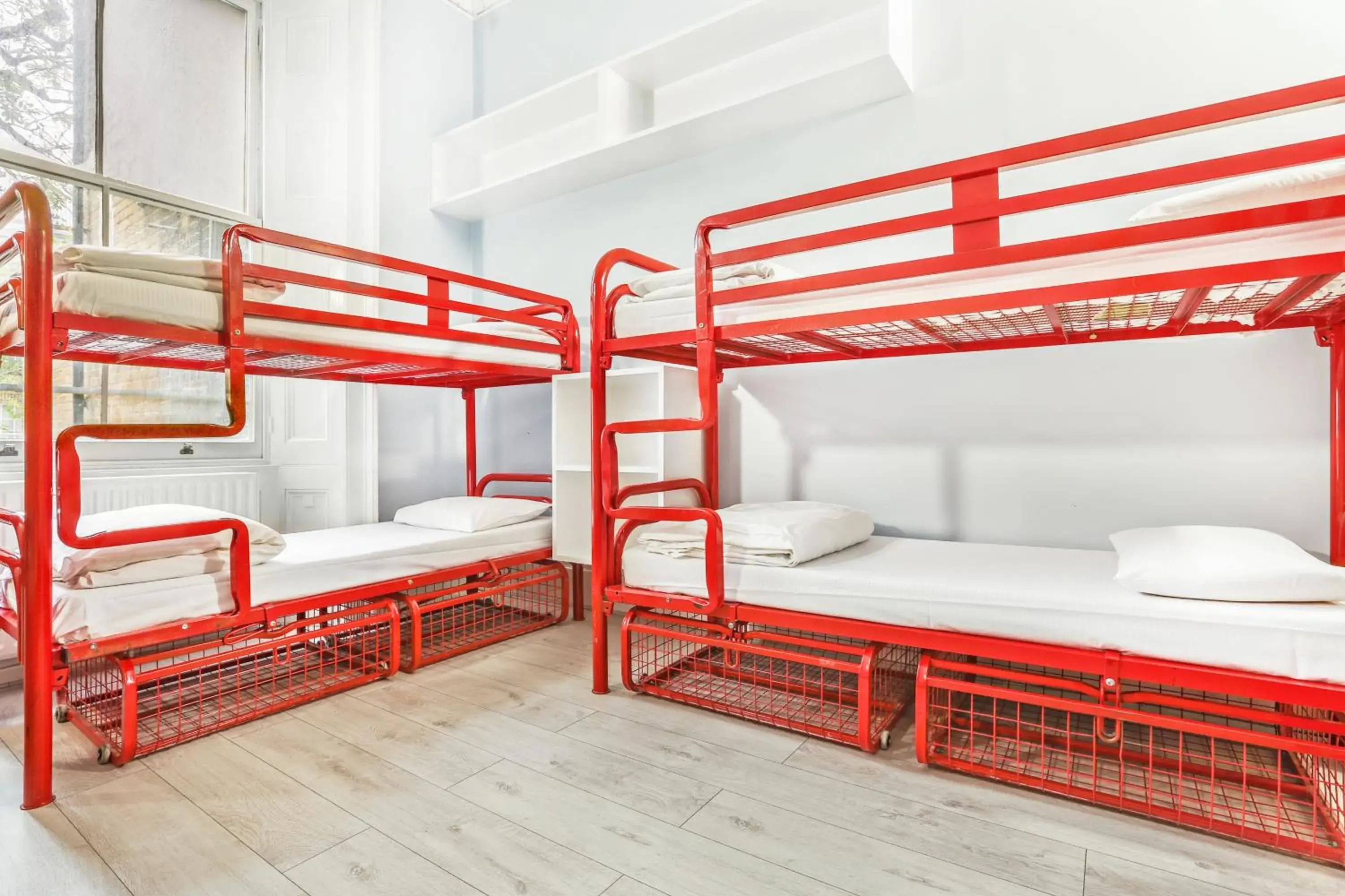 Bed in 6-Bed Female Dormitory Room in Astor Victoria Hostel Bed in 6-Bed Female Dormitory Room in Astor Victoria Hostel