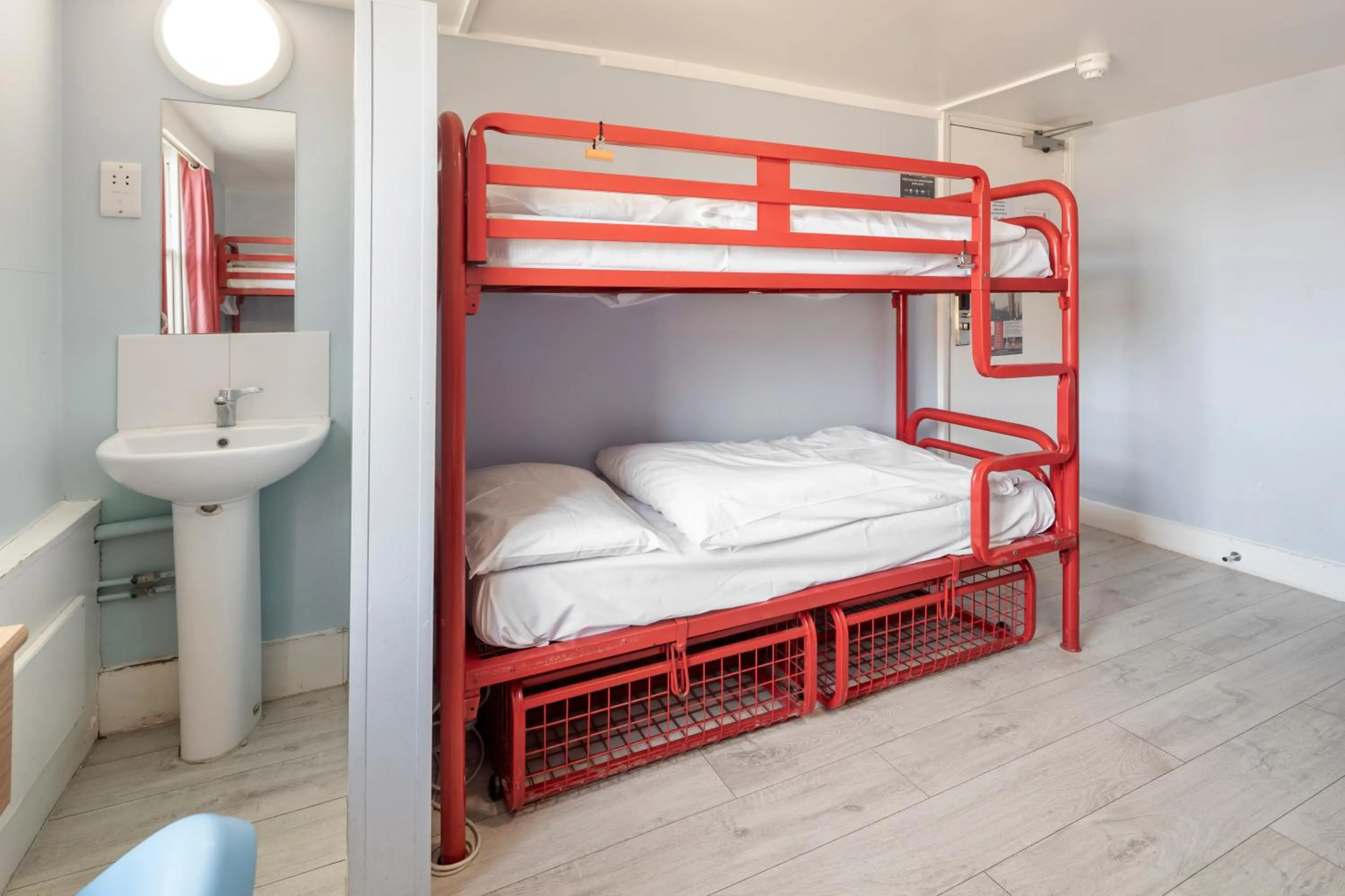 Bedroom, Bed in Astor Victoria Hostel