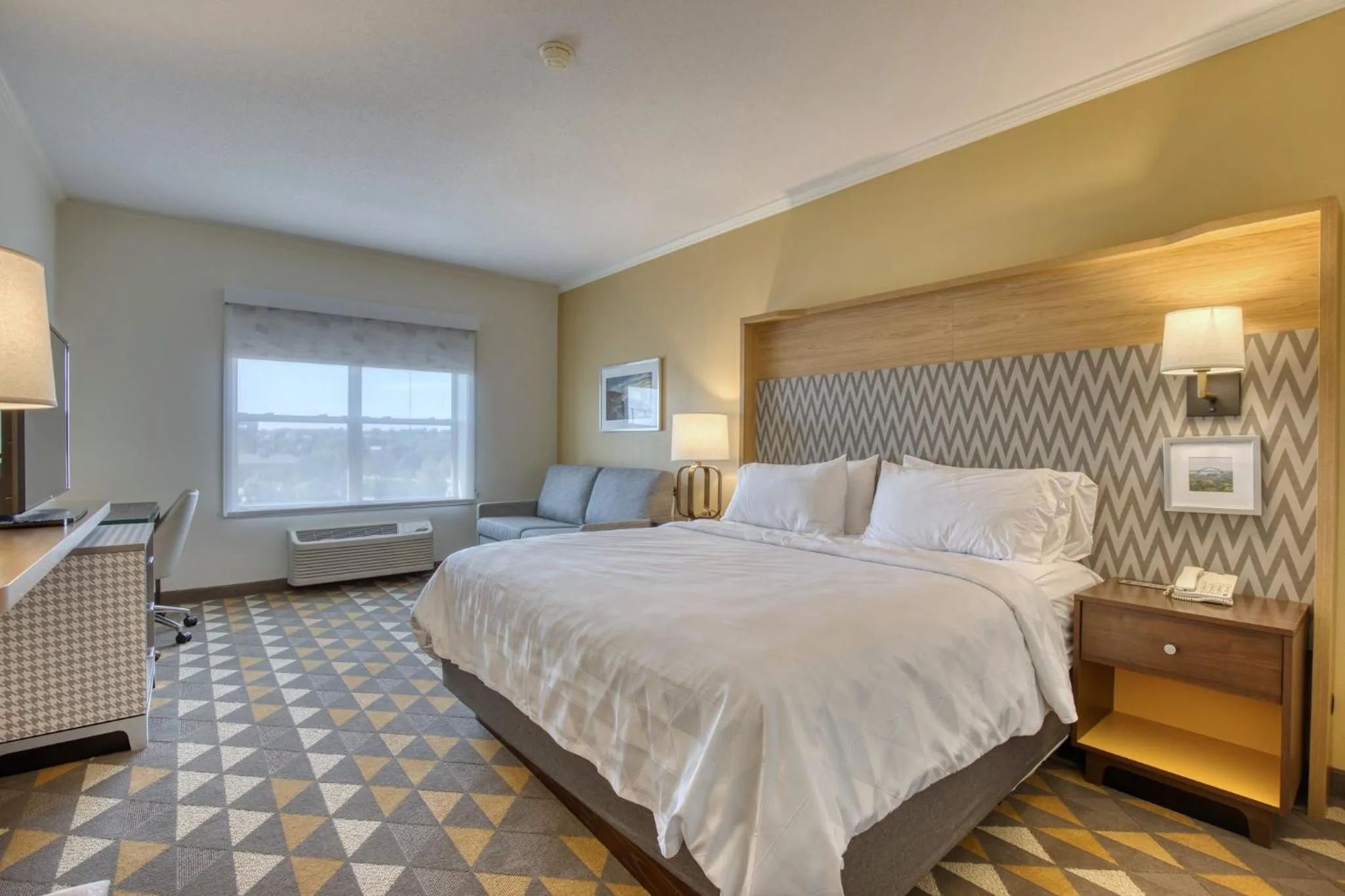 Photo of the whole room, Bed in Holiday Inn Hotel & Suites Madison West - Middleton by IHG