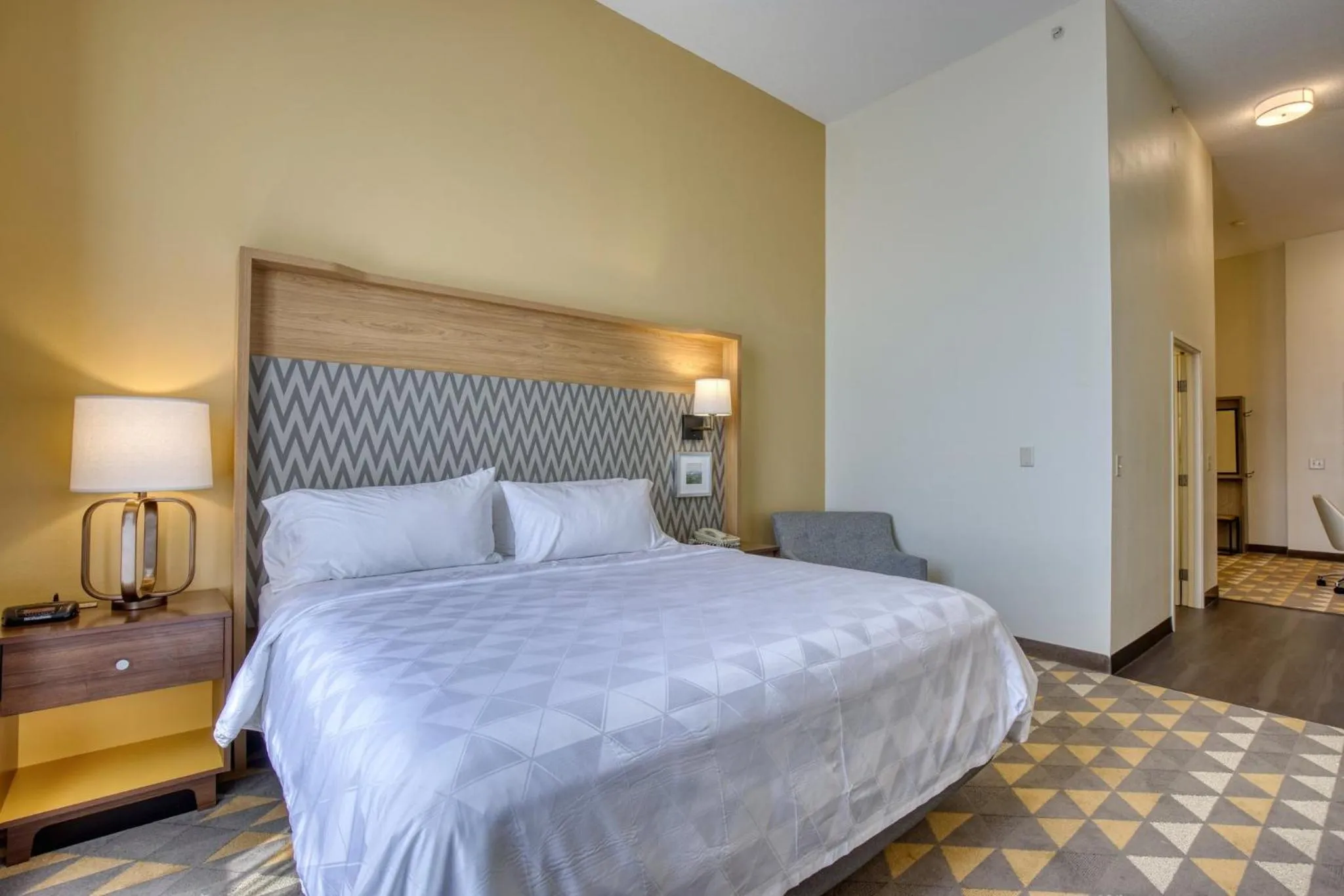 Photo of the whole room, Bed in Holiday Inn Hotel & Suites Madison West - Middleton by IHG