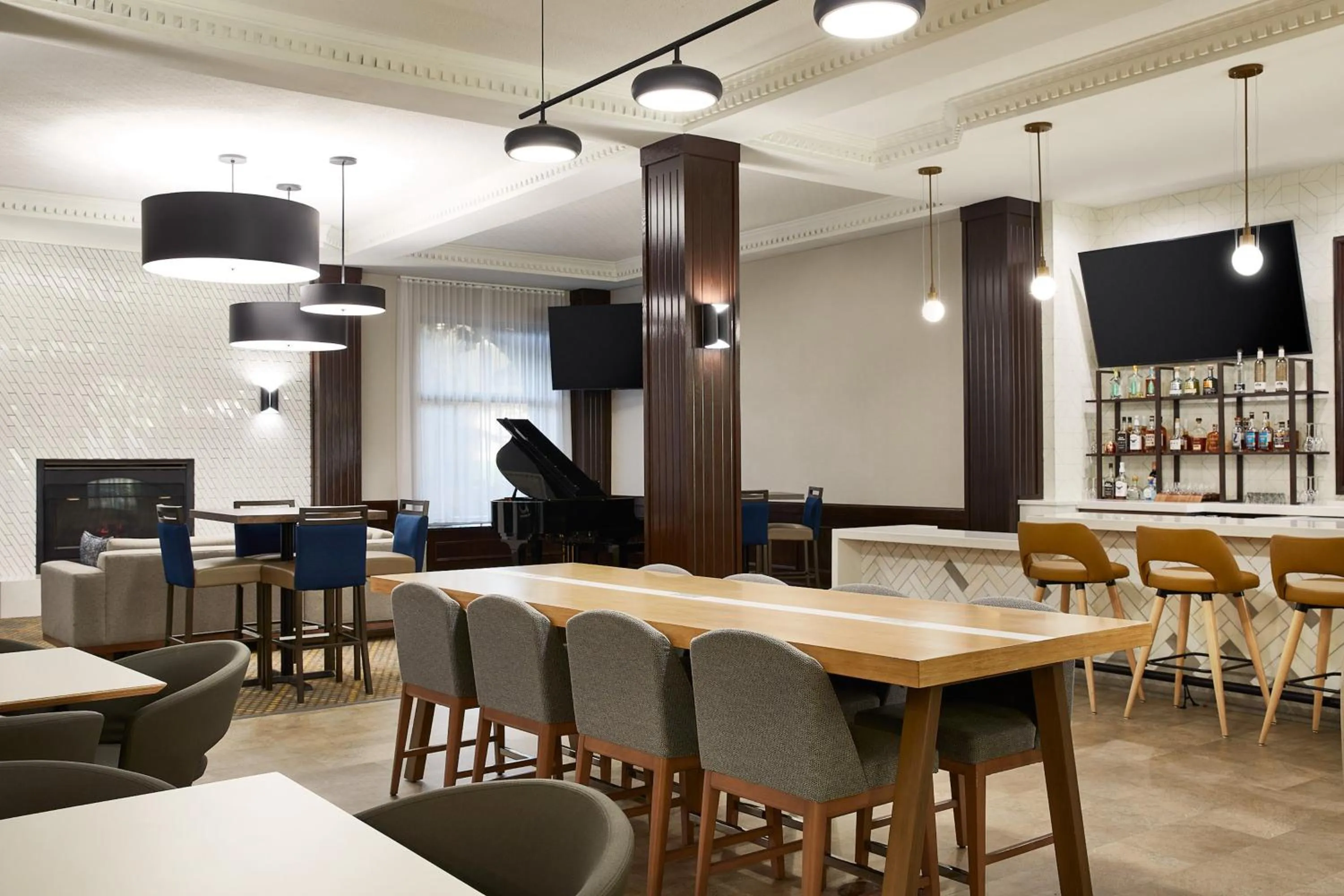 Lounge or bar in Holiday Inn Hotel & Suites Madison West - Middleton by IHG