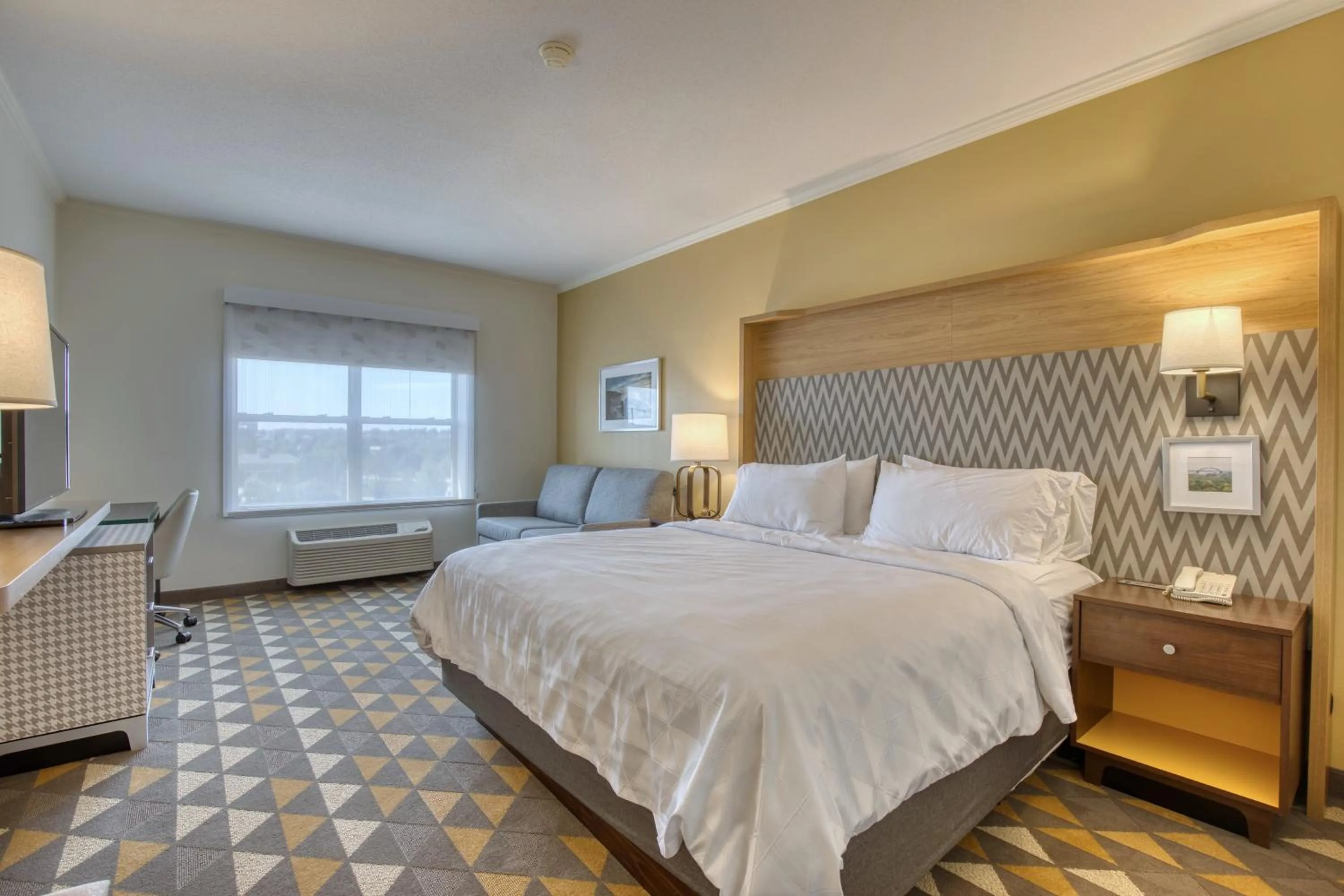 Bed in Holiday Inn Hotel & Suites Madison West - Middleton by IHG