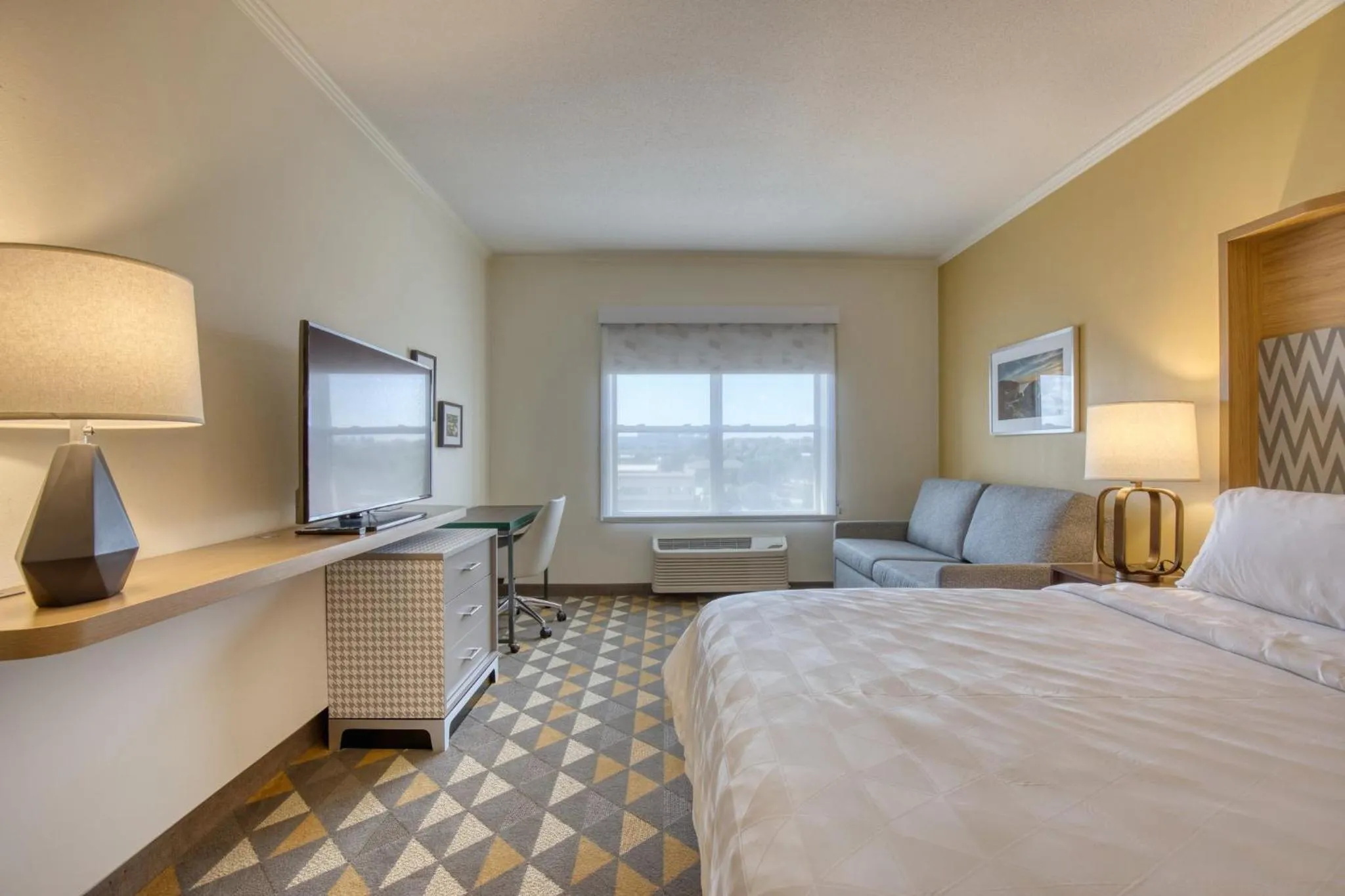 Photo of the whole room, Bed in Holiday Inn Hotel & Suites Madison West - Middleton by IHG