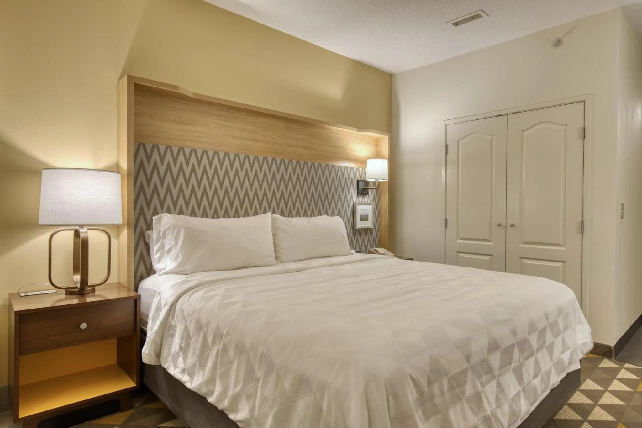 Photo of the whole room, Bed in Holiday Inn Hotel & Suites Madison West - Middleton by IHG