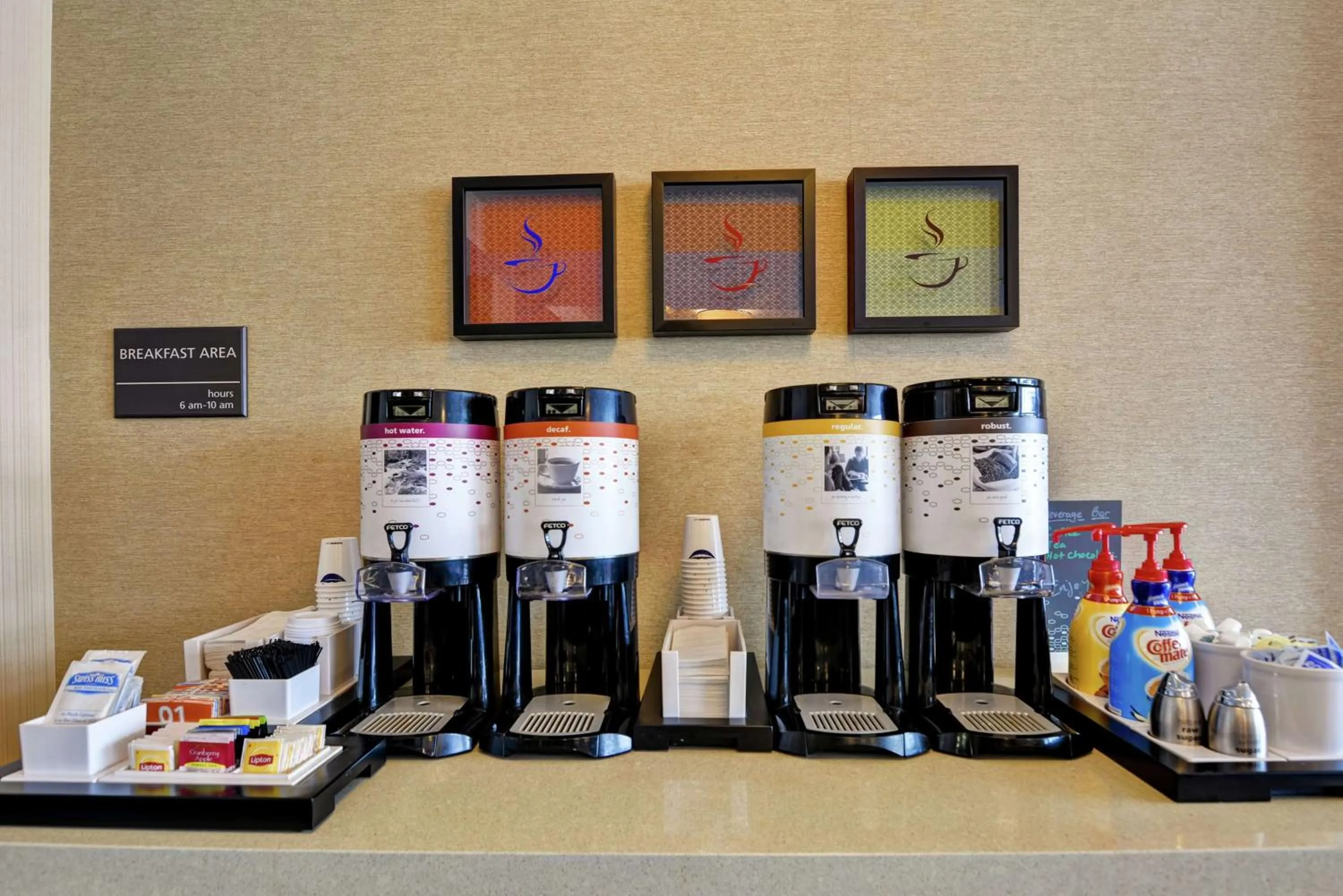 Dining area in Hampton Inn Scranton at Montage Mountain