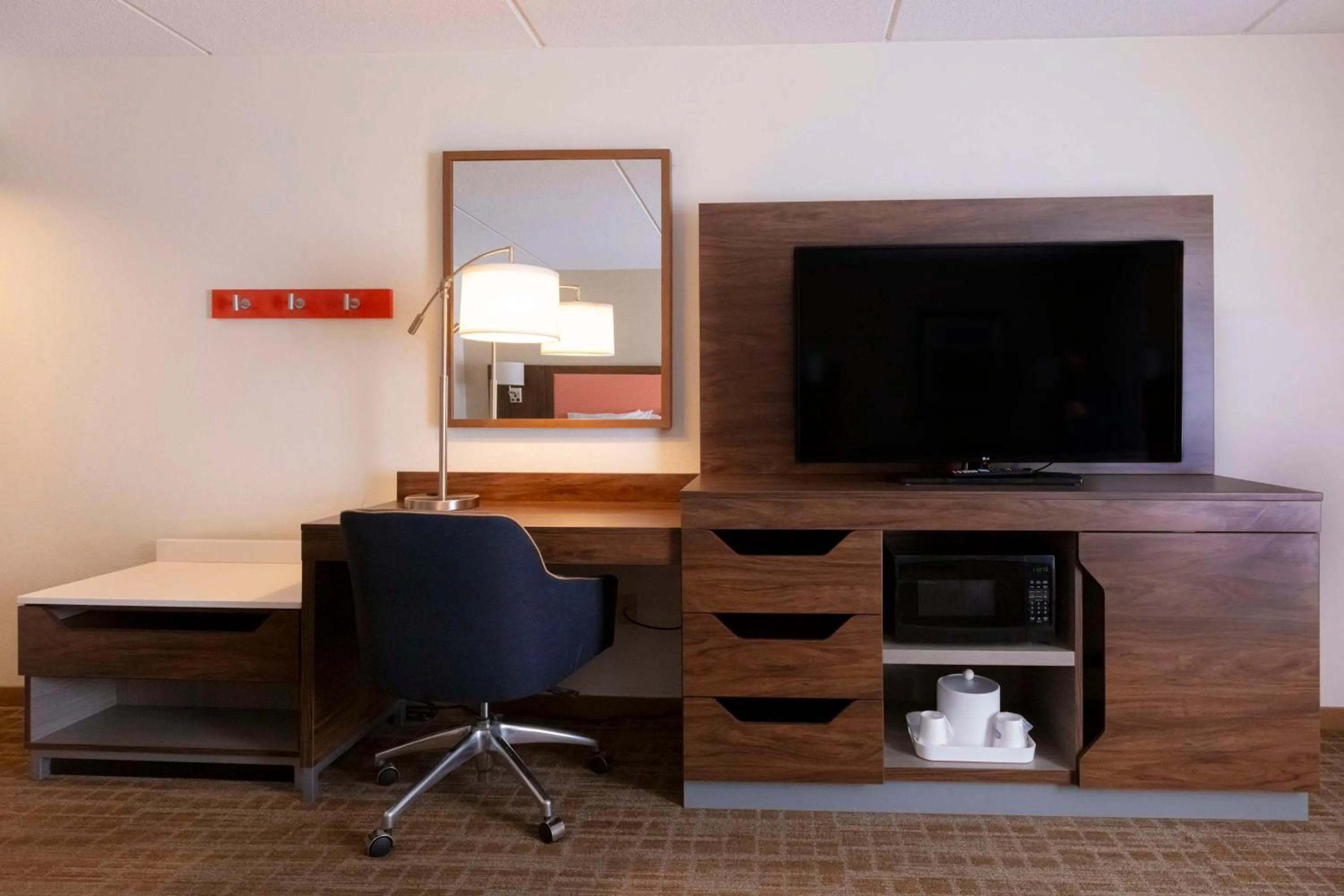 Bedroom in Hampton Inn Scranton at Montage Mountain