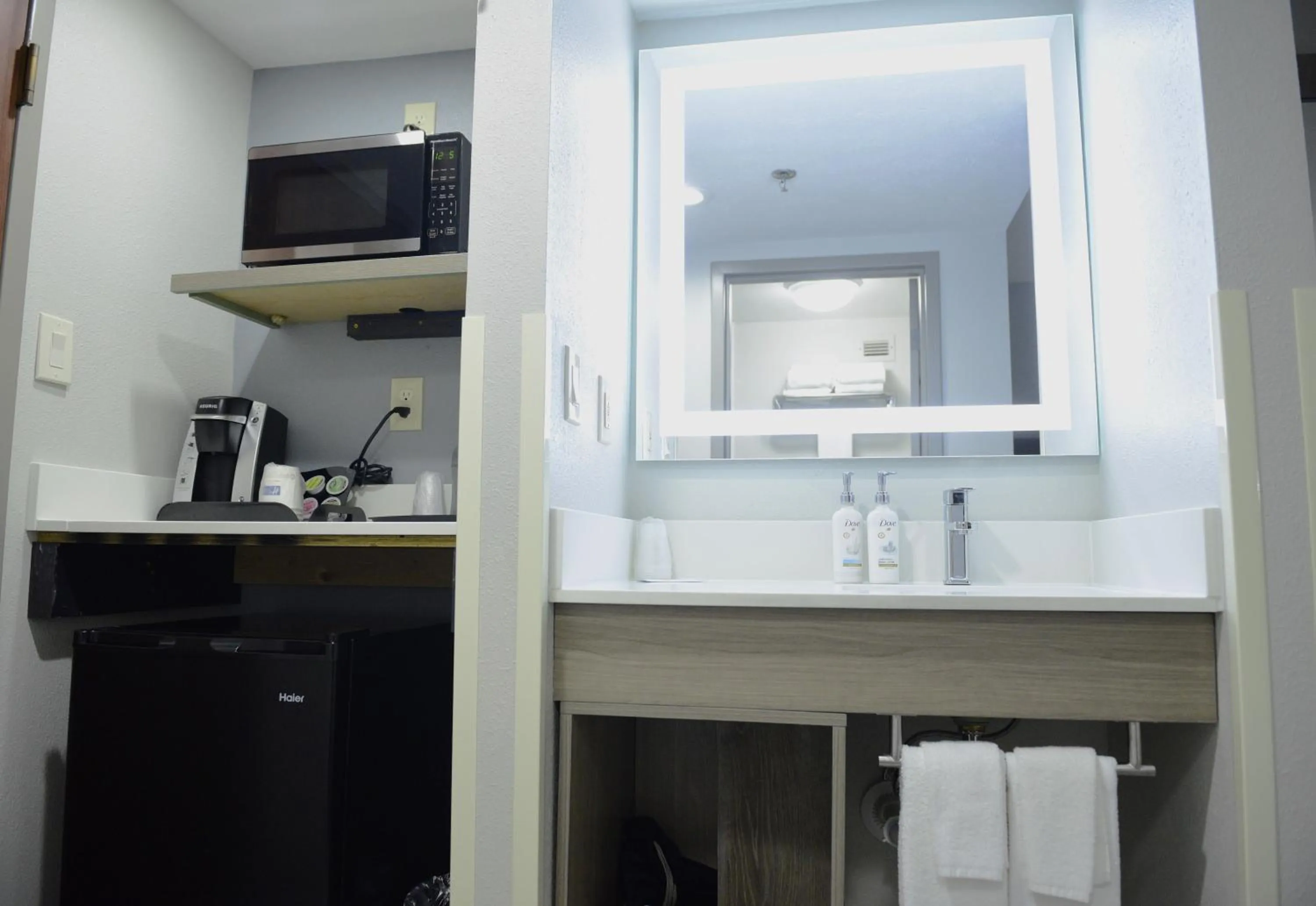 Coffee/tea facilities in Keene Elm City Hotel, an Ascend Collection Hotel