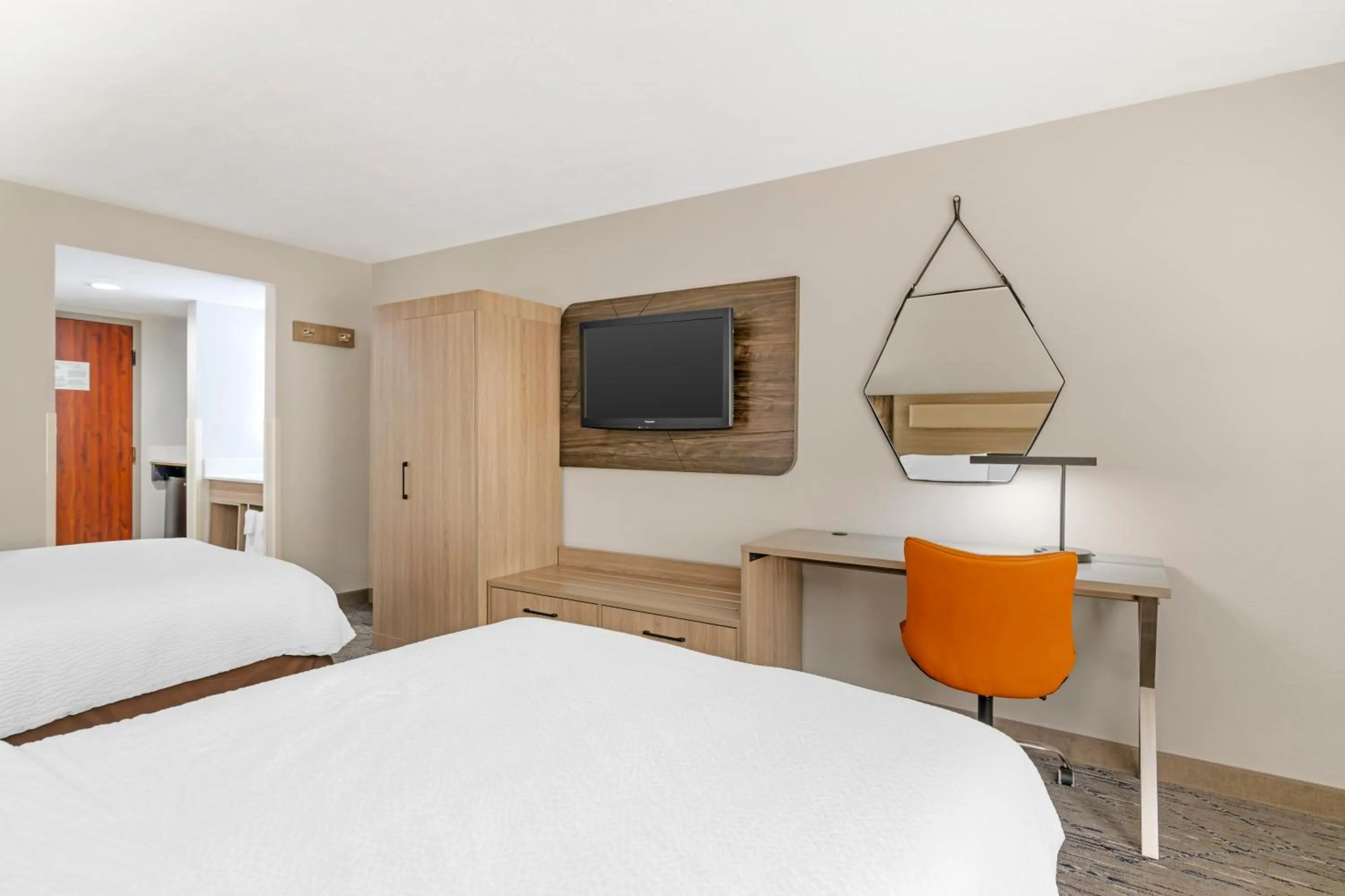 TV and multimedia, Bed in Keene Elm City Hotel, an Ascend Collection Hotel