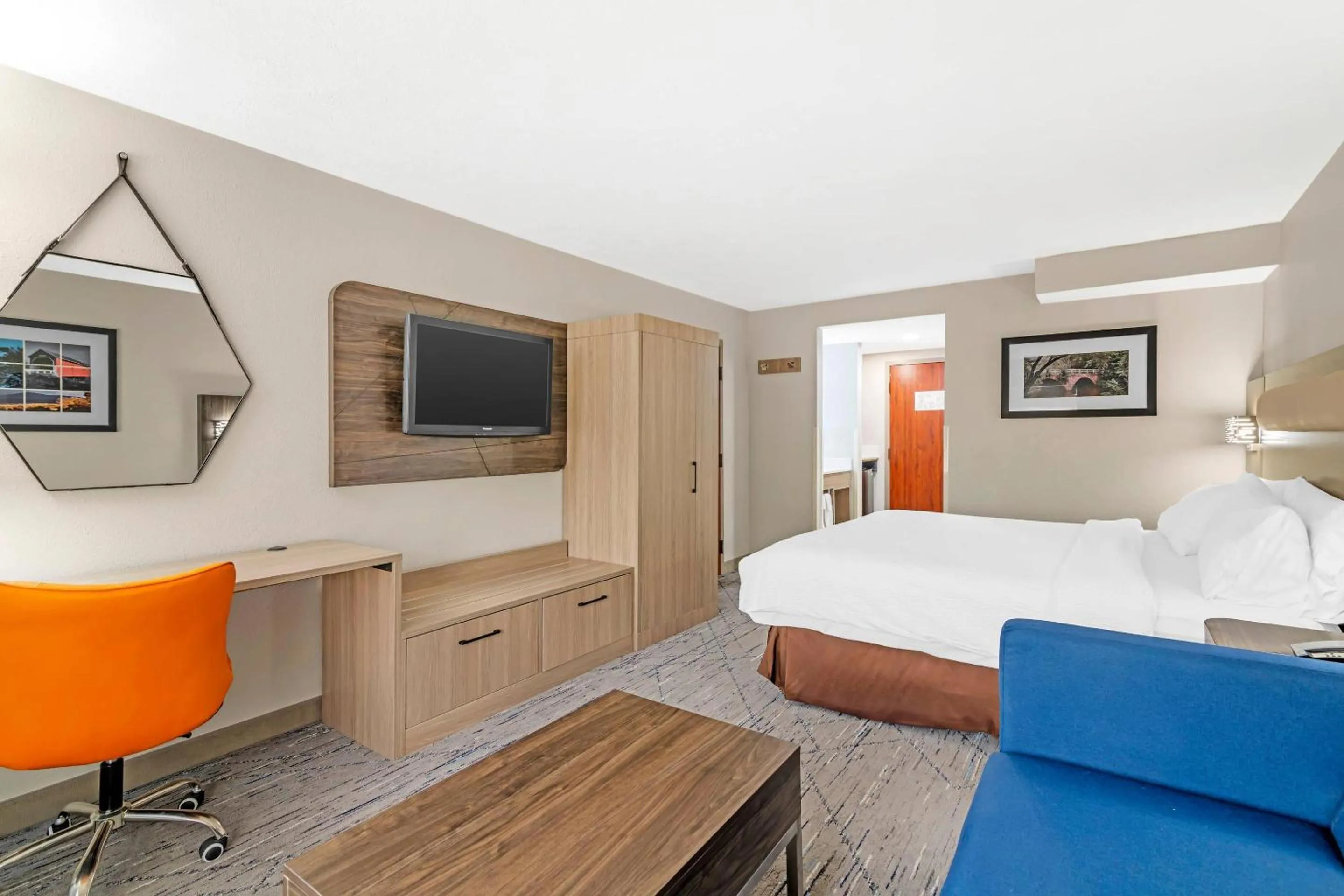 Bedroom, Bed in Keene Elm City Hotel, an Ascend Collection Hotel
