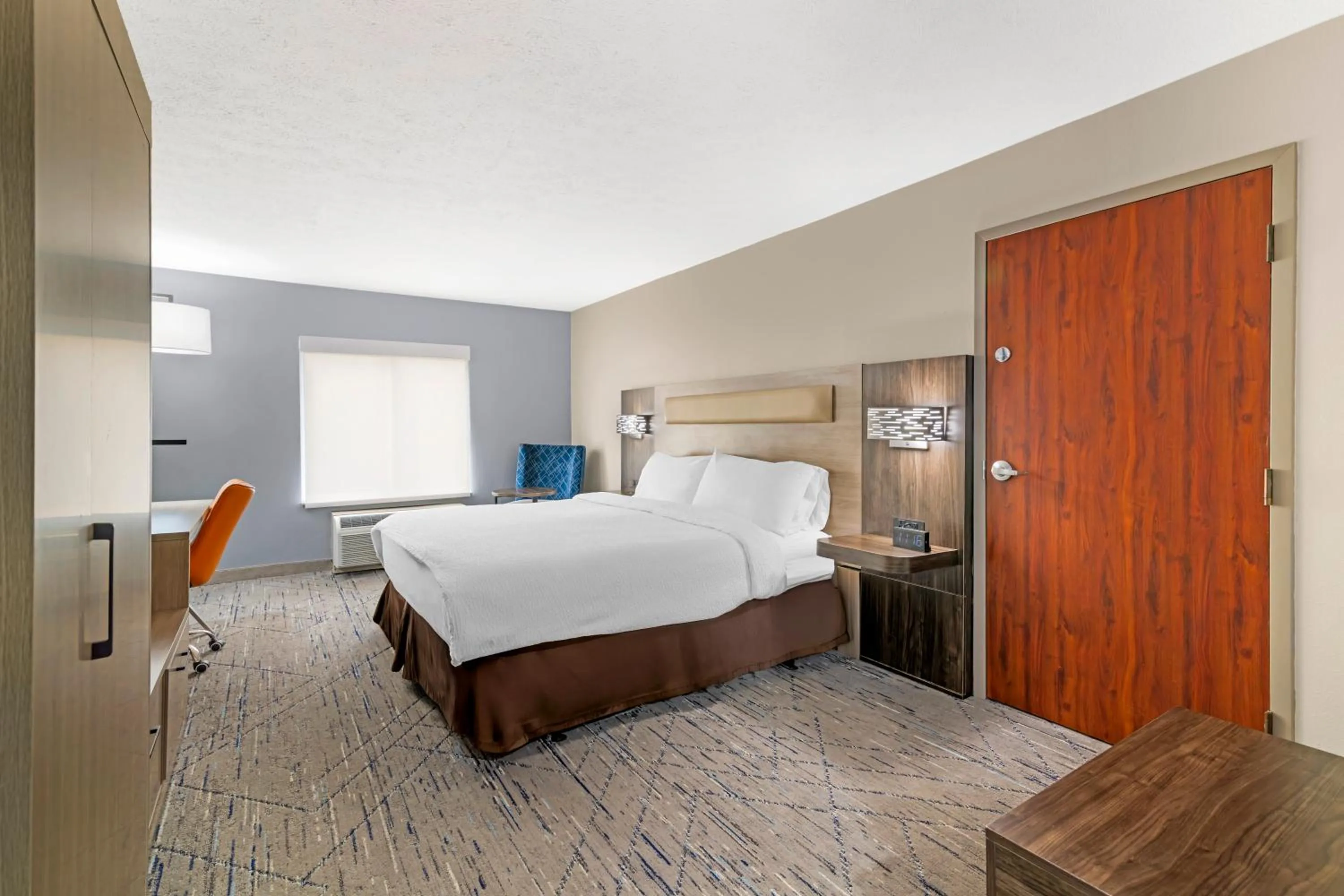 Photo of the whole room, Bed in Keene Elm City Hotel, an Ascend Collection Hotel