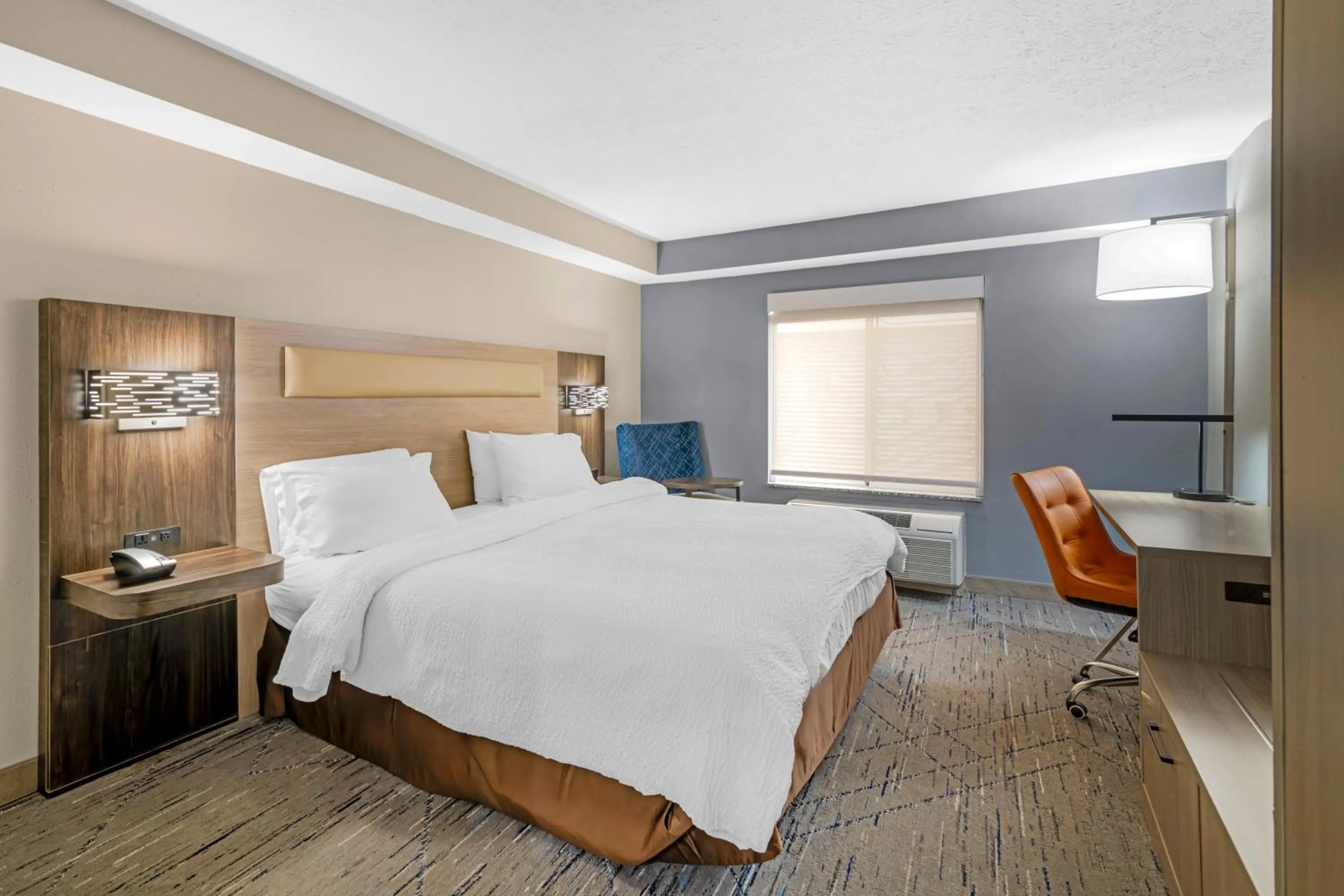 Bed in Keene Elm City Hotel, an Ascend Collection Hotel