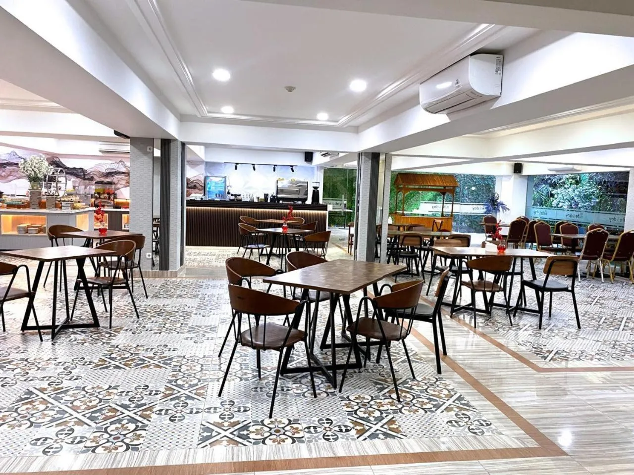 Restaurant/places to eat in All Nite and Day Hotel Alam Sutera